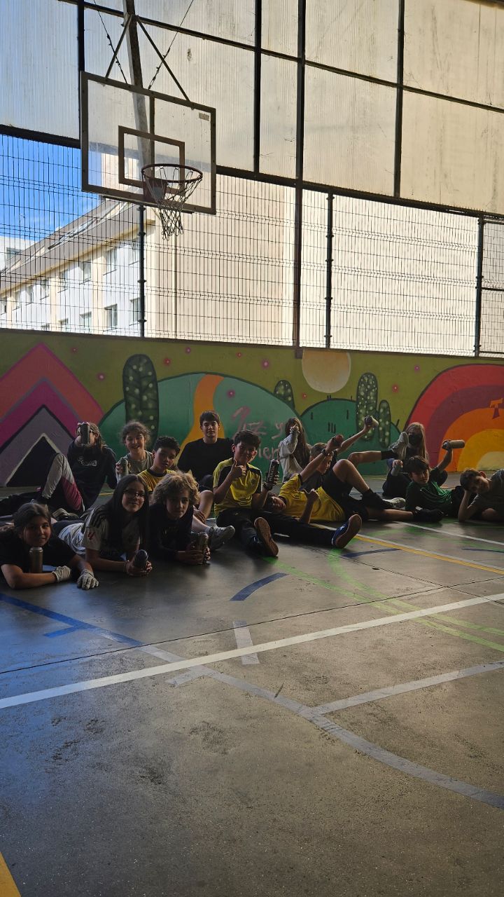 Esta semana finalizó el Taller de Grafiti 💥
Durante cuatro sesiones, nuestro alumnado aprendió a bocetar sobre la pared, pintar y añadir detalles a sus creaciones. Además, pudieron practicar técnicas como luces y sombras, degradados y perfilados.
Una actividad creativa y diferente que, sin duda, recordarán por mucho tiempo.
Gracias a nuestra artista @ferchiiito 👏👏👏 y a todos los aprendices que este año se sumaron a la hermosa tarea de embellecer el mundo con arte, creatividad y dedicación.
¡Enhorabuena todos por el entusiasmo demostrado en cada trazo!
#colegiofranciscanos
#arteenlaescuela