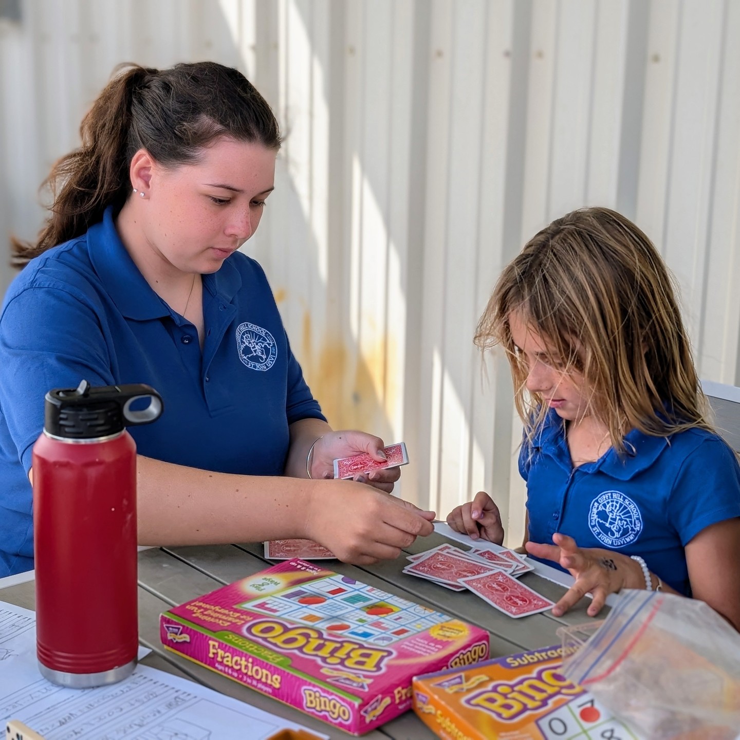 Our 11th graders and second graders celebrated the bonds they've formed this year with one final gathering as cross-campus buddies. Second graders delivered sweet handwritten cards of thanks to their buddies and the students enjoyed playing games together.
#schoolcommunity #studentbonds