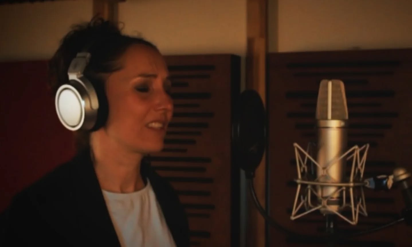 ES MUSS NICHT PERFEKT SEIN.
NUR ECHT.
Vor dem ersten Recording-Tag habe ich viele Gespräche geführt.
Nicht über Technik.
Nicht über Töne.
Nicht über Mikrofone.
Sondern über Zweifel.
"Was, wenn ich das nicht schaffe?"
"Was, wenn meine Stimme nicht gut genug ist?"
"Was, wenn die anderen viel besser singen können als ich?"
Und jedes Mal dachte ich:
Wie schade, dass so viele Menschen glauben, sie müssten zuerst perfekt werden, bevor sie sich zeigen dürfen.
Dabei berührt uns an anderen Menschen doch selten die Perfektion.
Es ist das Echte.
Das Menschliche.
Die Momente, in denen jemand den Mut findet, sich zu zeigen – obwohl da Unsicherheit ist.
Genau das habe ich während unseres WE SING Projekts erlebt.
Menschen, die zum ersten Mal einen eigenen Text geschrieben haben.
Menschen, die zum ersten Mal in einem Tonstudio standen.
Menschen, die sich mit ihren Gedanken, ihrer Geschichte und ihrer Stimme hörbar gemacht haben.
Und plötzlich ging es gar nicht mehr darum, jede Note perfekt zu singen.
Sondern darum, die eigene Zeile so zu erzählen, wie sie gemeint war.
Was möchte ich mit diesen Worten ausdrücken?
Welche Geschichte steckt dahinter?
Welche Emotion?
Was möchte ich den Menschen mitgeben, die diesen Song hören?
Nach mehr als zehn Jahren Vocal Coaching weiß ich:
Die größte Herausforderung ist selten die Stimme selbst.
Die größte Herausforderung ist der Mut, sich mit dieser Stimme zu zeigen.
Vielleicht ist das die wichtigste Erkenntnis aus WE SING:
Niemand musste beweisen, dass er oder sie gut genug ist.
Niemand musste perfekt sein.
Aber jede:r durfte echt sein.
Und genau dadurch wurde aus vielen einzelnen und einzigartigen Stimmen eine gemeinsame Botschaft, die berührend ist - und echt.
#WESING #mutprojekt #artistdevelopment #behindthescenes #michaelakuti