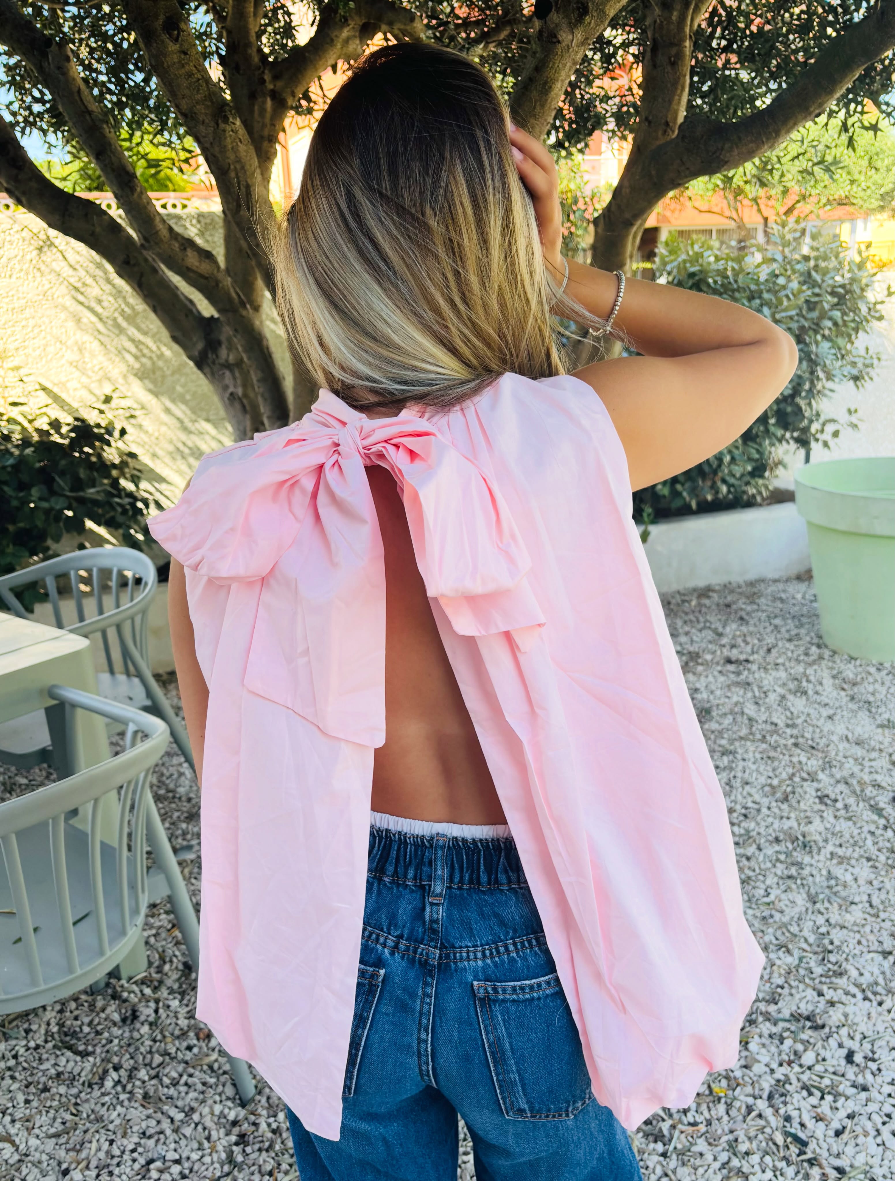 💗 Le haut Lola 💗
Clairement la pièce qu’on va voir partout cet été
Un rose tout doux, un dos ouvert à tomber et ce joli nœud qui fait toute la différence…
Le genre de haut qu’on enfile avec un jean et qui fait déjà tout le look 🤍
✨ Taille unique
✨ Prix : 36€
Attention, coup de cœur assuré 🌸