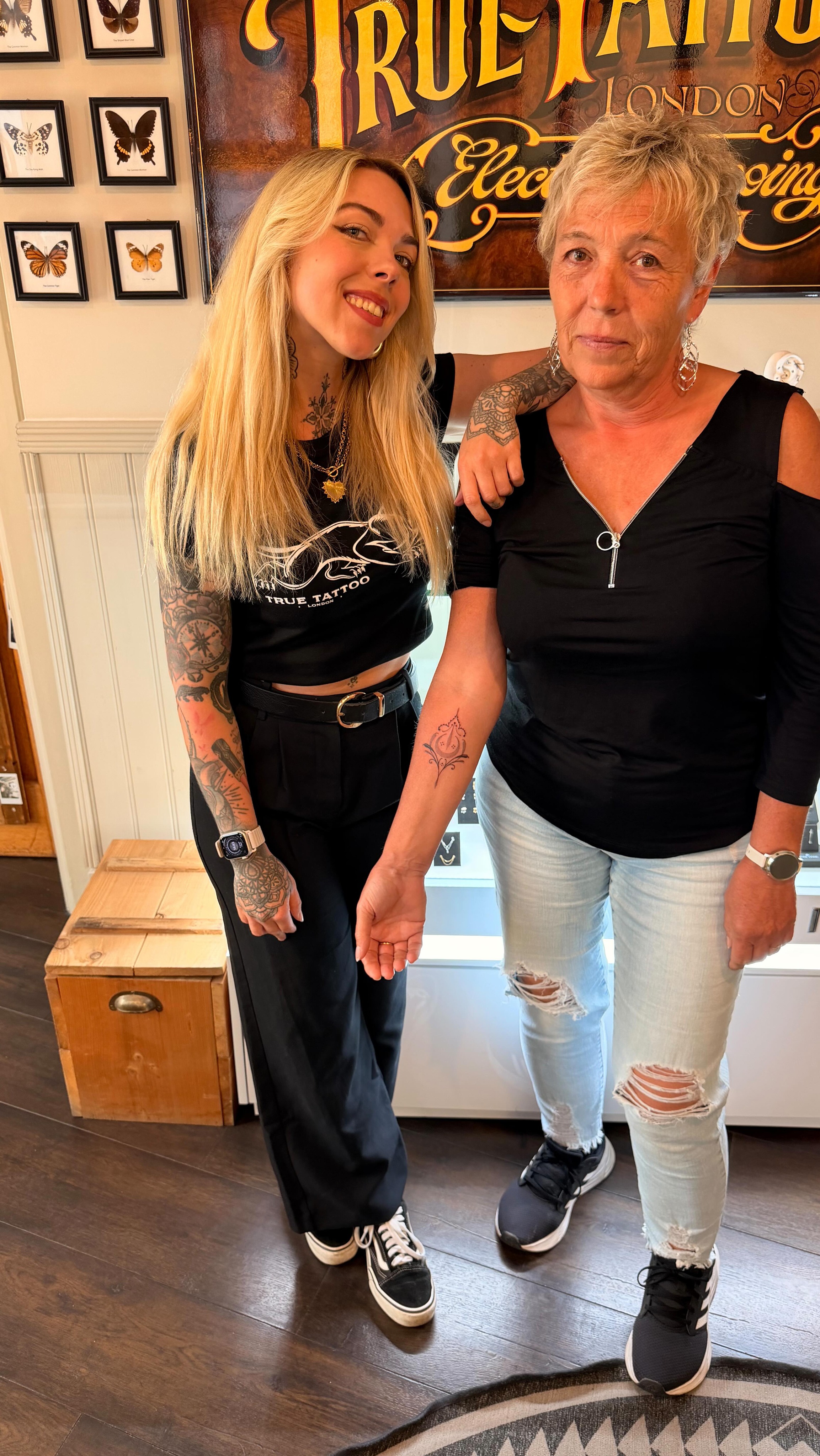 Super sweet moment of @miss.saskiatattoo giving her mum her first tattoo 🫶🏻✨
For more sweet memories and tattoos just send Saskia a dm or alternatively visit our website and select her on our enquiry form ✌️✨
#ornamentaltattoo #tattoostudio #finelinetattoo #dotworktattoo #londontattooartist
