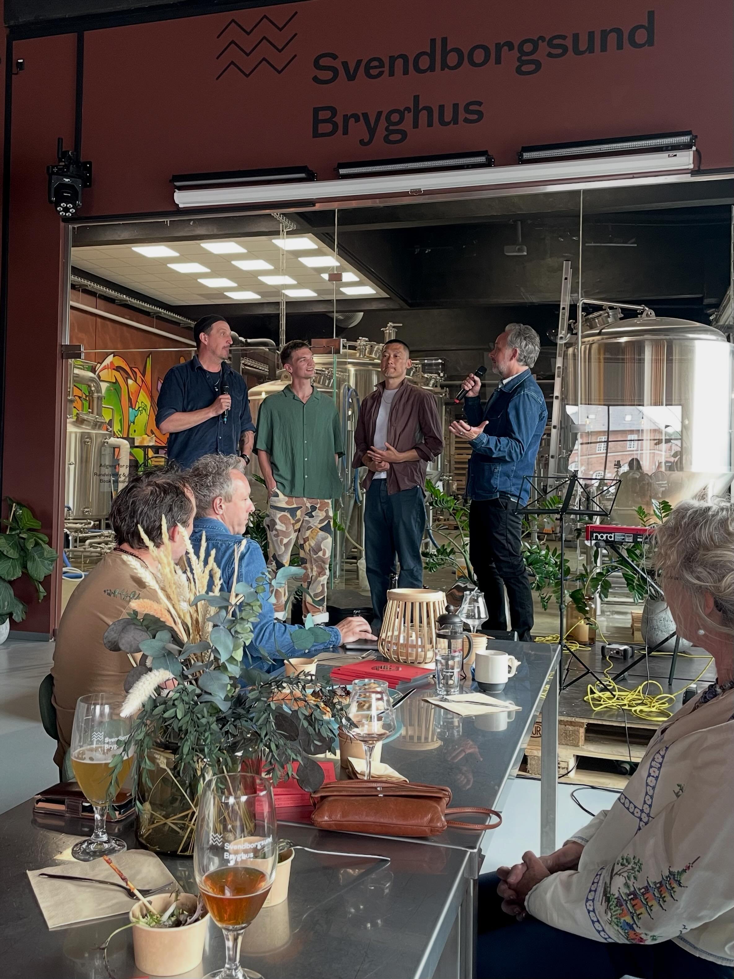 Kultur, netværk og magiske smagsprøver!
Vi har fornøjelsen af at være blevet en del af @baggaardteatret kultur- og erhvervsnetværk, og i går var vi til teatrets sæsonlancering på Svendborgsund Bryghus☀️
Vi fik smagsprøver på, hvad den kommende sæson har at byde på. Blandt andet fortalte holdet bag forestillingen ”Den magiske dreng” om tilblivelsen af den nye musical, og vi fik en forsmag leveret af dramatiker og skuespiller @jacobditlev og @sondemar_music
@trinelundsorensen sang sit smukke bidrag til ”Vi er hav” – lydfortællinger og sange i Det Sydfynske Øhav.
Det bliver en forrygende og spændende sæson, og vi glæder os helt vildt til at kigge med 👏🏻