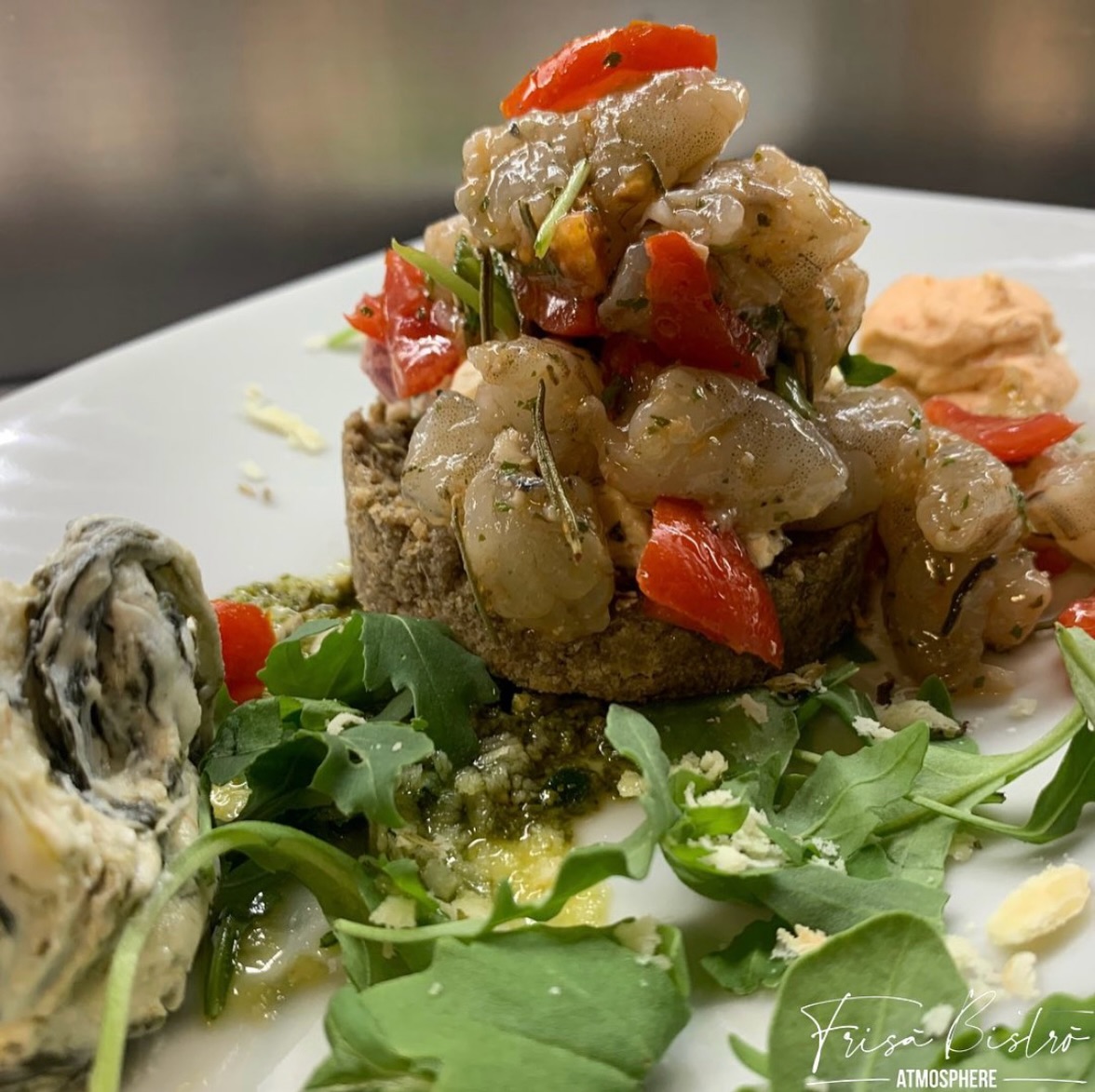 ✨ Un antipasto che racconta il mare. 🌊
Gamberi marinati, croccantezza, profumi mediterranei e ingredienti selezionati che si incontrano in un piatto pensato per sorprendere al primo assaggio.
Da Frisà Bistró ogni dettaglio è studiato per trasformare una cena in un’esperienza fatta di gusto, eleganza e convivialità.
Ti aspettiamo nel cuore di Isola per scoprire le nostre proposte di mare e lasciarti conquistare dai sapori della stagione.
📍 Via Alserio 3, Milano
📞 02 49449740 | 352 0756519
#FrisaBistro #MilanoIsola #FoodMilano #SeafoodLovers #MilanoDaGustare