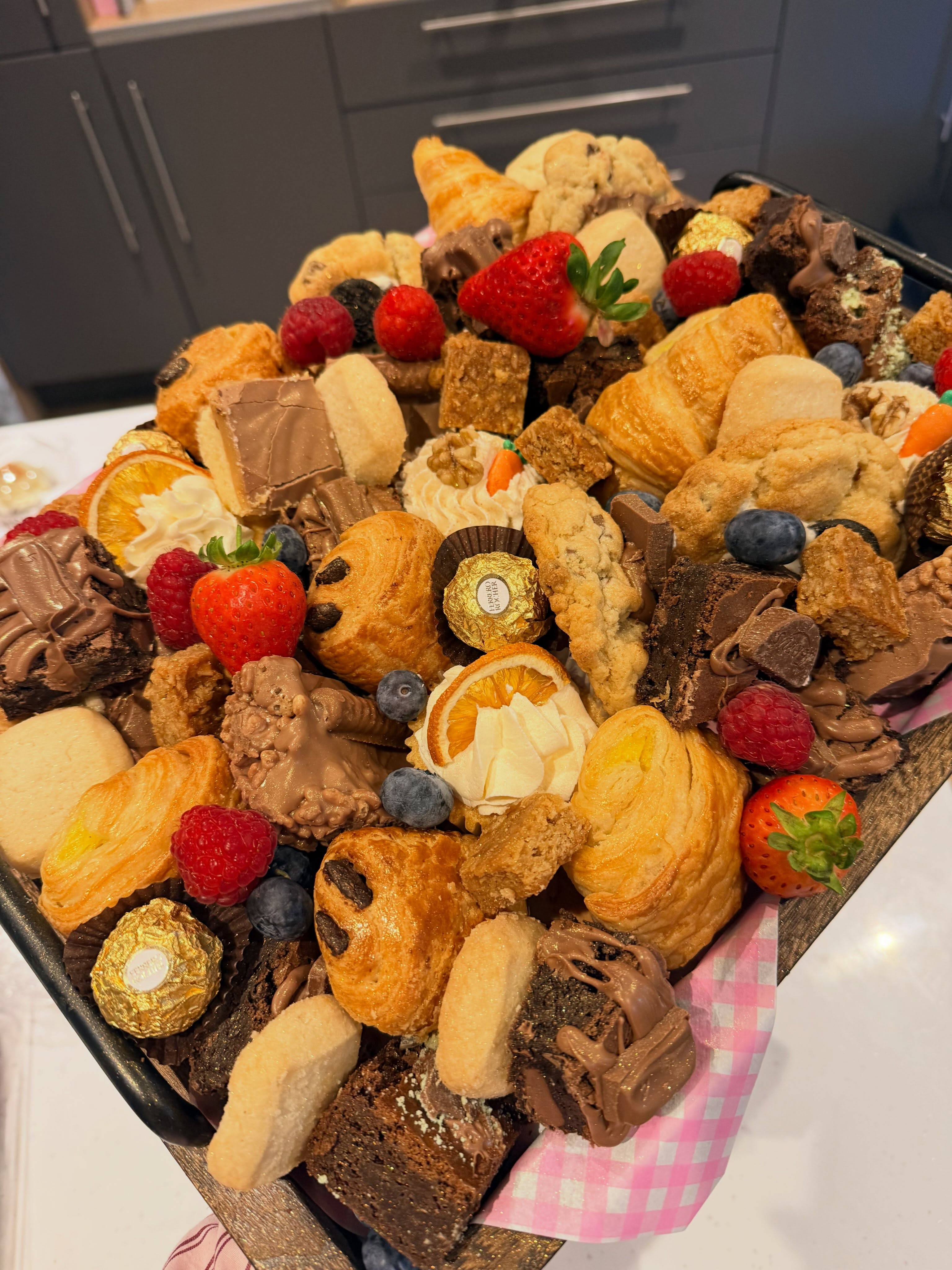 Was an early start this morning to deliver one of my wedding brunch trays to @hyggeehouse
for Kate and her bridal party to snack on during hair, makeup, and pre-ceremony celebrations before heading down the Rd to @wellington_barn to set up her grazing dessert table