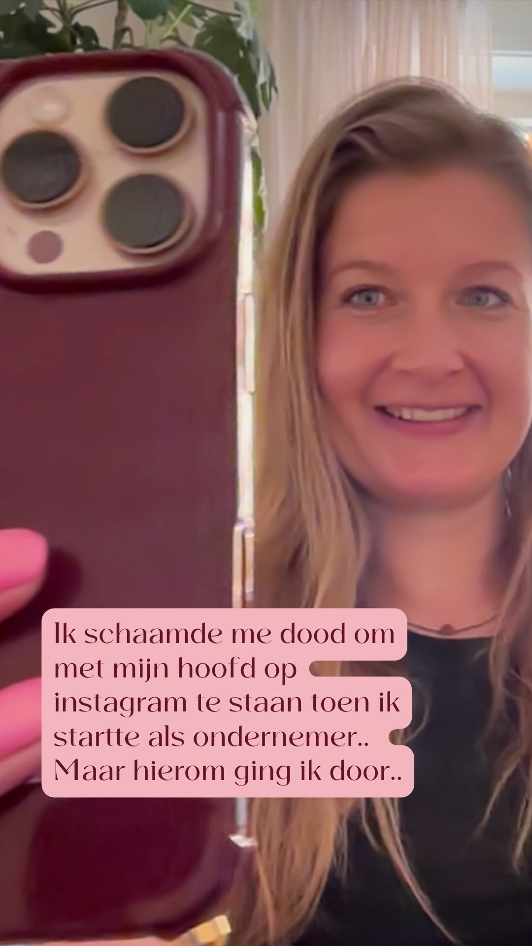 Ondernemer zijn is een grote persoonlijke ontwikkelingsreis en dat vind ik heerlijk..
Maarrr ohhh ik kan me nog zooo terug halen hoeveel excuusjes ik had om niet met m’n hoofd op camera te hoeven verschijnen.
Net als met mijn podcast, ooit al in 2020 zijn de eerste afleveringen opgenomen maar die zijn nooit gepubliceerd pas in 2023 ben ik écht begonnen met publiceren..
Wat mij hielp om wel story’s te maken? De “long story short” cursus van @celinecharlotte en de podcast van @kim_munnecom 🙌
We hebben allemaal (ook als niet ondernemer) dingen die we voor ons uitschuiven of uitstellen vanwege schaamte of ongemak..
En dat is zo zonde! Je zet jezelf eigenlijk op de pauze knop..
Ik ging door omdat mijn doel en missie belangrijker waren dan mijn schaamte! We houden altijd gevoelens van schaamte en ongemak (en heel vaak door ons eigen brein).
Welke dingen laat jij momenteel liggen? Vanwege schaamte? Of de gedachte “wat zou iedereen wel niet denken?”
Laat dit je reminder zijn om in actie te komen! Fuck de mening van anderen en ga ervoor!!
Ik heb nog nóóit spijt gehad van met m’n hoofd op camera komen of ondernemer zijn en alles wat daarbij hoort.
Zelfs niet bij allemaal negatieve comments. Het zegt immers meer over de ander dan over jou 🔥❤️
Let me know wat jij gaat doen!
#comfortzone #persoonlijkeontwikkeling #fuckdemeningvananderen #ondernemer #vloggen