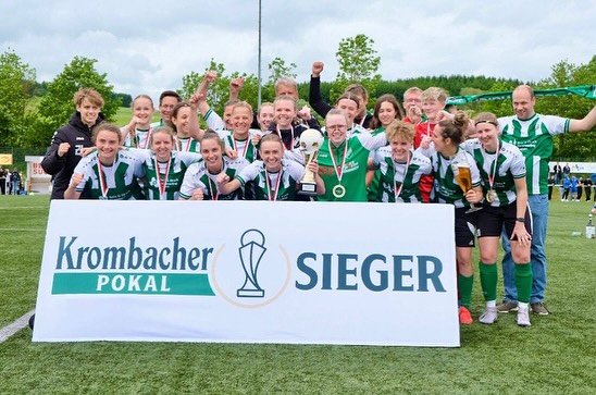 ⚽🏆 Titelverteidigung geglückt! 🏆⚽
SV Thülen - FC Fleckenberg-Grafschaft 6:1 (3:0)
⚽⚽ Sina Seipel
⚽ Katja Betten
⚽ Franziska Schüttler
⚽ Rebekka Imöhl
⚽ Greta Siebers
Die Fußballdamen des SV Thülen verteidigen den HSK-Kreispokal erfolgreich und holen den Pott zum dritten Mal in Folge an den Thülener Scheid! 🏆🏆🏆
Gegen den Bezirksligisten FC Fleckenberg-Grafschaft zeigte der Westfalenligist erneut eine starke Leistung und gewann auch in dieser Höhe verdient mit 6:1.
Die Tore erzielten Katja Betten (13.), Franziska Schüttler (31.), Sina Seipel (35./67.), Rebekka Imöhl (65.) und Greta Siebers (72.). Das Tor des Tages gelang Sina Seipel mit einem sehenswerten Schuss in den Winkel. 💥
🥇 Zudem wurde Sina Seipel zur „Spielerin des Spiels“ gewählt.
👏 Ein besonderer Dank geht an Rafaela Hanke und Anna Korsinski, die aufgrund von Personalmangel kurzfristig ausgeholfen haben und zeigten, dass sie nichts verlernt haben.
Für Trainer Sebastian Werth war der Pokalsieg ein perfekter Abschluss seiner erfolgreichen Zeit beim SVT. 💚🤍🖤
#SVThülen #Kreispokal #Titelverteidigung #Pokalsieger #Frauenfußball #HSK #Westfalenliga
