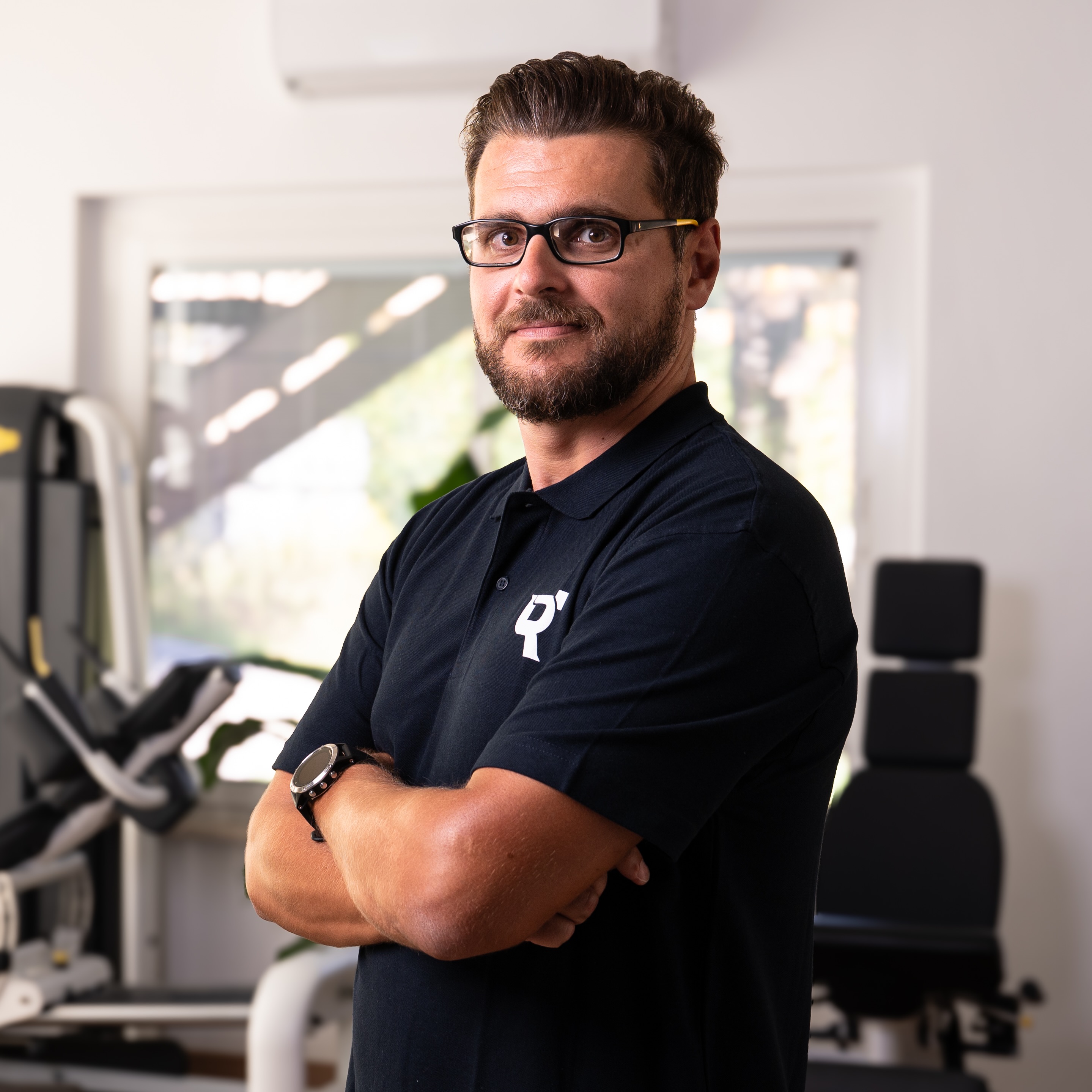 ✨Muoversi senza dolore significa vivere meglio.✨
Oggi vi presentiamo il Dott. Francesco Tentoni!
Medico Chirurgo Specialista in Ortopedia e Traumatologia e professionista del team Studio RiEDUCA. 🙌
Nel corso della sua formazione specialistica presso l’Istituto Ortopedico Rizzoli di Bologna e l’Ospedale di Stato della Repubblica di San Marino, ha maturato competenze specifiche nel trattamento delle patologie dell’anca e del ginocchio, della traumatologia sportiva e della medicina rigenerativa articolare.
Oggi si occupa di chirurgia protesica e artroscopica di anca e ginocchio, accompagnando i pazienti nei percorsi di cura con un approccio orientato al recupero della funzionalità e della qualità della vita.
Svolge inoltre trattamenti infiltrativi con PRP autologo e cellule staminali adipose (ADSC), strumenti innovativi utilizzati per il trattamento della degenerazione articolare e per supportare la salute delle articolazioni nel tempo.
Il suo approccio mette sempre al centro la persona, ascoltandone bisogni, obiettivi e necessità per costruire il percorso più adatto a ogni situazione.
Professionalità, esperienza e attenzione al benessere del paziente sono i valori che porta ogni giorno all’interno di Studio RiEDUCA. 💙
📩 Se desideri un consulto specialistico o vuoi saperne di più, siamo qui per aiutarti.
#StudioRiEDUCA #Ortopedia #Traumatologia #ChirurgiaProtesica #Artroscopia