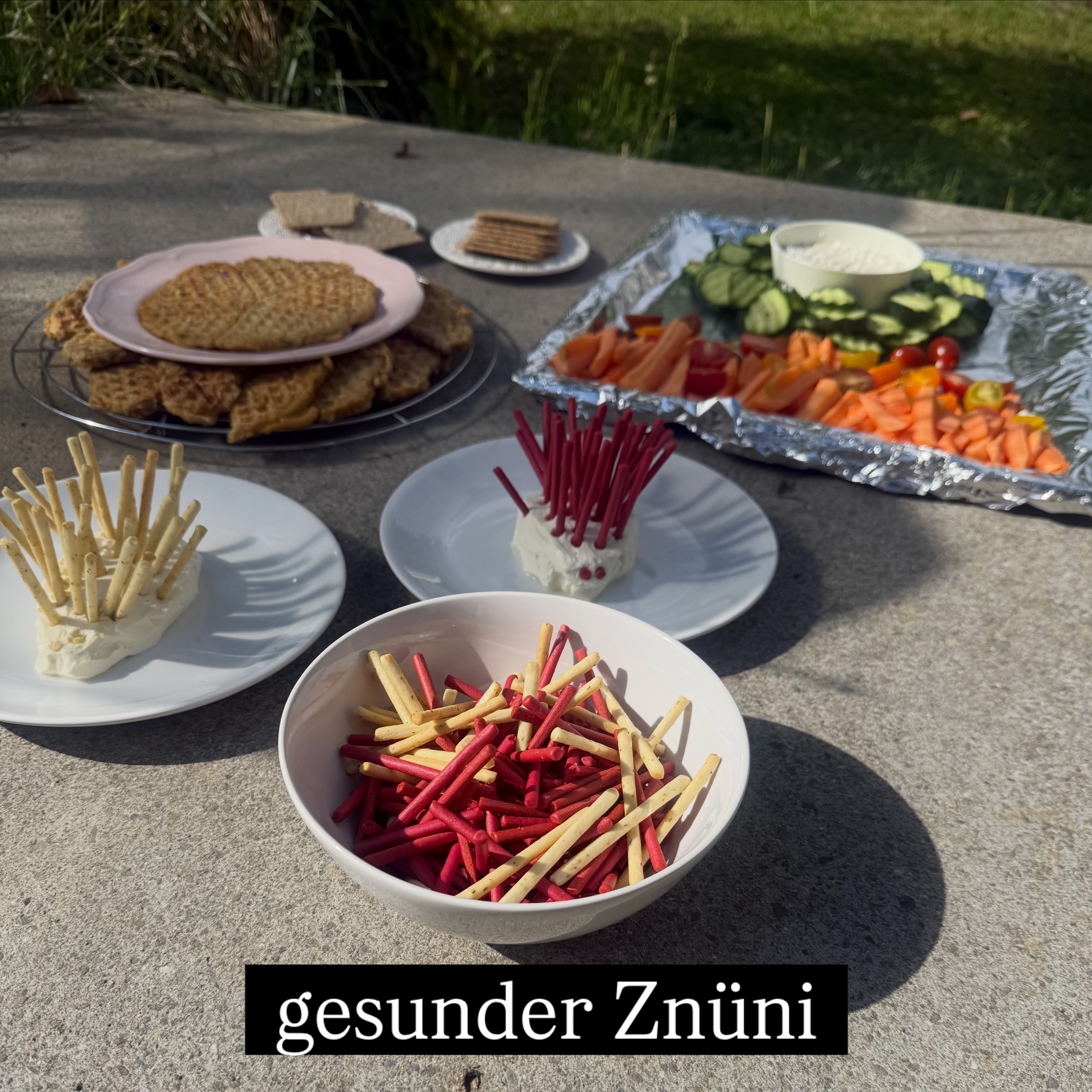 zäme Znüni machen ✨🥕
mit @swissmilk_official
Werbung
Ihr wisst ja, ich liebe es mit den Kindern zu backen, zu kochen und feine Znüni zuzubereiten. 🍏🍌
Damit auch Ihr feine Znünis zaubern könnt, gibt es online bei Swissmilk unzählige feine Rezepte - ganz ohne (zusätzlichen) Zucker, proteinreich und saisonal. 😍💪🏼
Die Kinder durften 3 Rezepte auswählen.
In kleinen Gruppen haben sie alleine geschnippelt, gewerkelt, gebacken und genascht. 😎
Die nächsten Rezepte sind schon ausgewählt und werden bald umgesetzt. 😊
Die Bildanleitungen helfen den Kindern dabei, die Rezepte alleine zu kreieren.
Gemeinsam haben wir dann draussen für die KöchInnen applaudiert und dann zusammen gegessen.
Unsere Favoriten waren die Waffeln und die Igel. 🦔😋
Wir haben die Igel mit Frischkäse statt Brie gemacht - ein Träumli 😋
Die Hände feucht machen und Frischkäse mit den Händen formen.