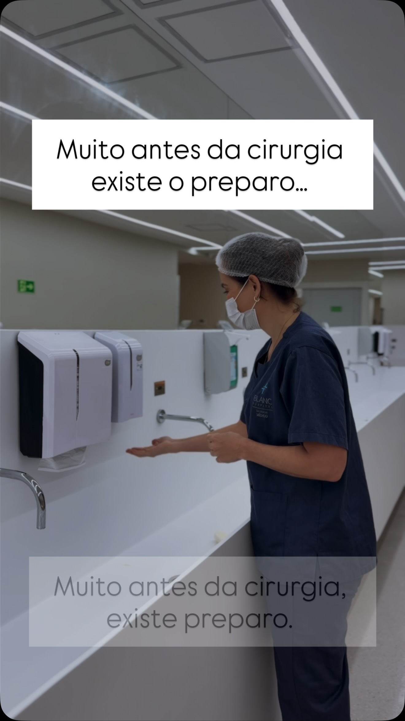 Cada cirurgia começa muito antes do primeiro corte.
Começa na lavagem das mãos, na paramentação cuidadosa, no respeito aos protocolos e na preparação de cada detalhe.
São gestos repetidos diariamente, mas que carregam um propósito enorme: oferecer segurança, cuidado e excelência para cada paciente.
Esse é um pequeno registro da rotina que acontece todos os dias no centro cirúrgico e que muitas vezes ninguém vê.
Por trás de cada resultado, existe dedicação, responsabilidade e amor pelo que fazemos. 💙✨
#CirurgiaPlástica #CentroCirúrgico #SegurançaDoPaciente #RotinaCirúrgica #CirurgiãPlástica DraThaisFagundesBarreto