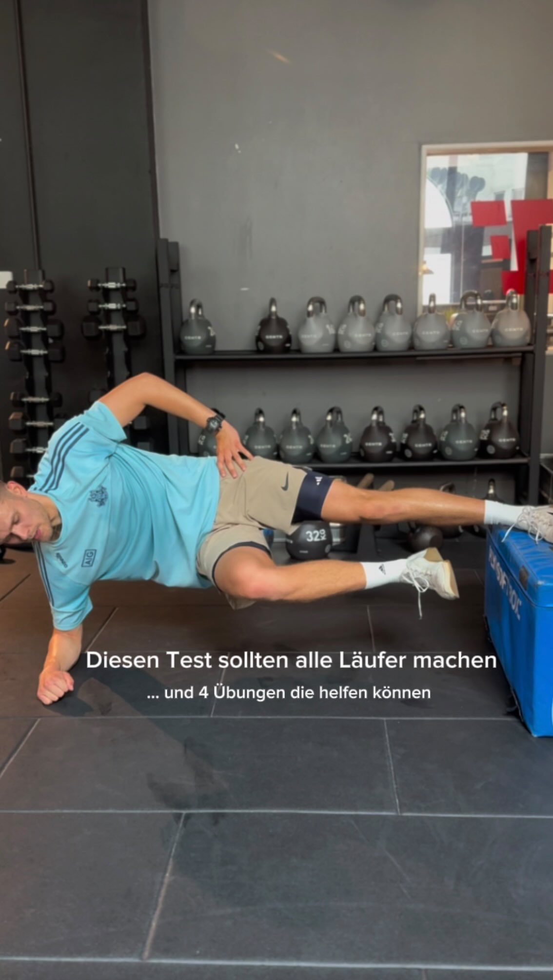 Kommentiere „Run“ für weitere Tests 🙌
3 Gründe, warum Läufer ihre Adduktoren trainieren sollten – besonders bei Hüft-, Knie- oder Rückenschmerzen:
1. Sie stabilisieren Becken und Hüfte beim Laufen und helfen, ein Absinken des Beckens zu vermeiden.
2. Sie bremsen das Bein beim Aufsetzen und helfen dabei, Kräfte besser abzufangen – das entlastet andere Gelenke und Muskeln.
3. Sie sorgen für Kraft beim Abstoßen und unterstützen dich dabei, effizienter voranzukommen, ohne andere Muskeln zu überlasten.
Wenn du wissen willst, wie du selber in 10 Minuten deine Kraft fürs Laufen testen kannst, dann kommentiere „Run“ und ich schicke dir die Tests zu.