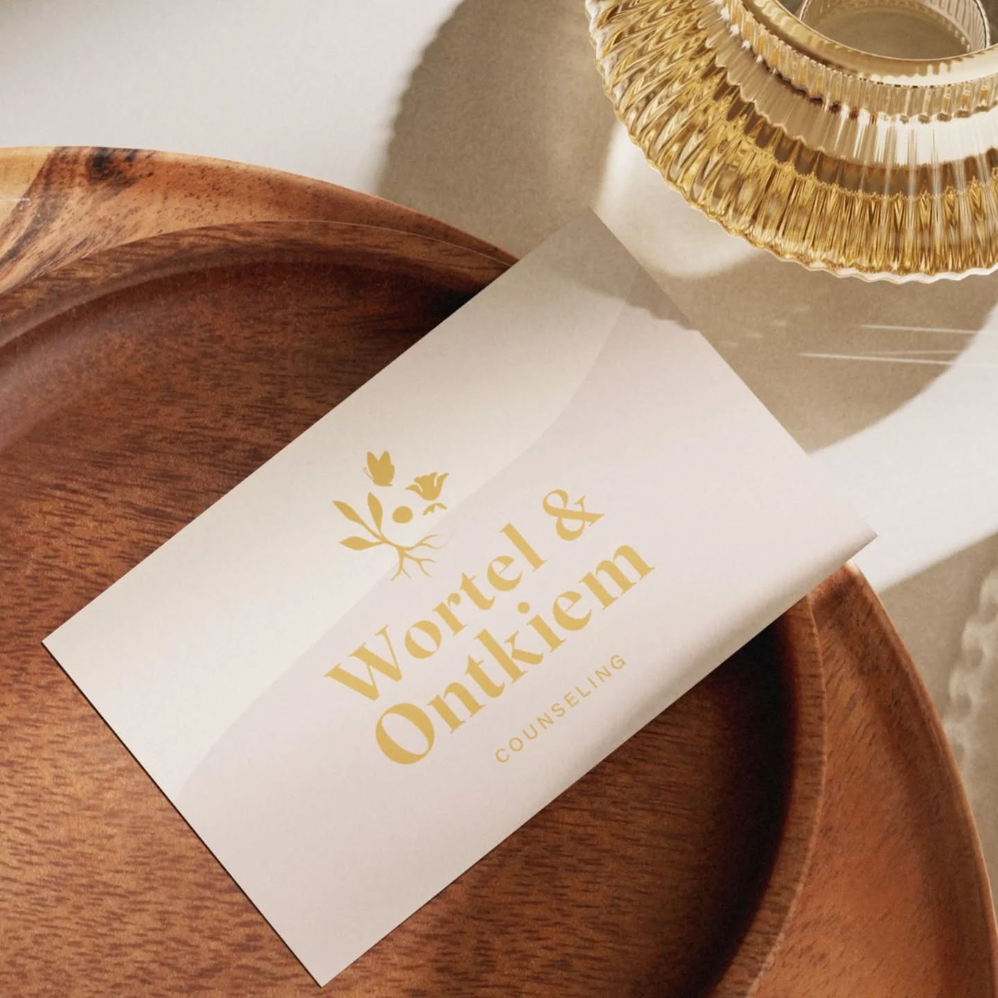 Vandaag mag ik Wortel & Ontkiem in het zonnetje zetten!
Ik had het voorrecht om de visuele identiteit voor deze mooie onderneming te mogen ontwerpen.
Achter deze praktijk staat een krachtige vrouw. Met een oprechte passie voor persoonlijke groei, herstel en ontwikkeling heeft zij een praktijk neergezet waar mensen zichzelf mogen zijn, mogen vertragen en ontkiemen tot wie ze werkelijk zijn. Zo ontzettend belangrijk!
Bijzonder dat ik onderdeel mocht zijn van deze start, bedankt voor het vertrouwen! Ik kijk ernaar uit om te zien hoe Wortel & Ontkiem verder mag groeien. 🌱
#logodesign #branding #huisstijlontwerp #grafischontwerp #counseling