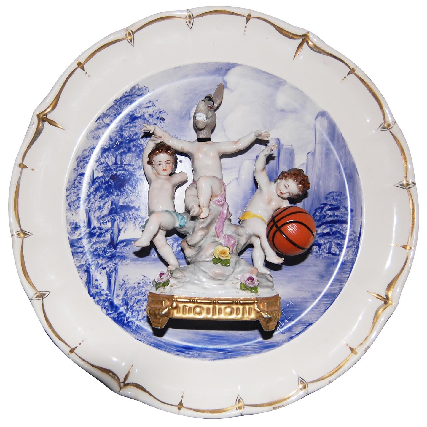 I MONELLI
innocenti quanto surreali 🪽
Piatto centrotavola in ceramica
Statua in porcellana
Manifattura: Passalacqua
Giocattoli in materiale plastico
Diametro: 35cm
Peso: 690 gr
Sistema di appensione tramite lastra di metallo.
Ceramic plate
Porcelain figurine
Manufacturer: Passalacqua
Plastic toys
Diameter: 35 cm
Weight: 690 gr
Hanging system with metal mounting plate on the back.
Link in bio✨