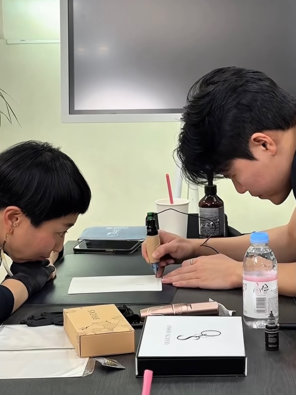 My trip to Seoul, Osaka, and Tokyo opened my eyes in many ways. Yes the schedule was tight but I’m grateful everything unfolded the way it did. Things fall into places at their own pace.
My curiosity keeps leading me to new discoveries.
Thank you for the masterclass @haons_onsoo
I truly respect his craftsmanship.
Lash conference @lash_bloom_tokyo
Your passion is deeply inspiring.
Thank you @annmoss_mai & @jun_araco
The last photo is a handmade gift from a dear friend in Osaka. Some of the most meaningful things we bring back from a trip aren’t things we planned on finding.
Thank you 🤍
#permanentmakeupartist #shoreditch #caterpillarandink