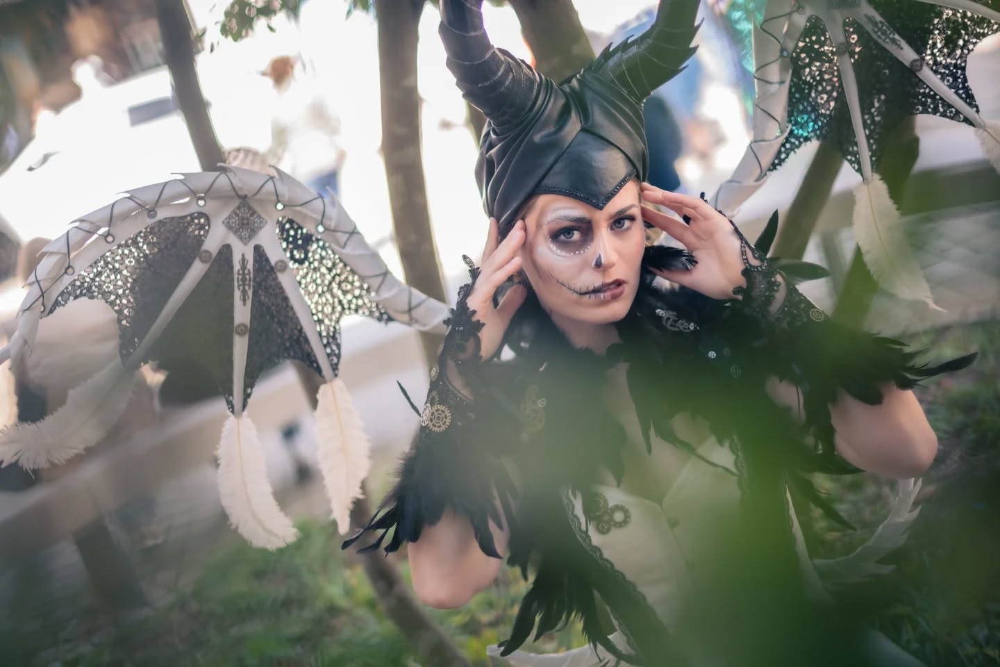 Après l'ange ... Une créature, mi ange les démons...
Petit retour au 10 mai 2025, car je n'ai pas encore terminé de vous partager les magnifiques photos de @fabily_photographie, après notre défilé d'Auray, organiser par @capalre
Vous pouvez retrouver ici la belle
@andrea_chrss 🤩
Maquillage : @sl.harley
Costumière : @Elphi Désidérata Delphine Le Blet
À l'habillage : @maudhabilleuse_ @Aline, Sullyan et @juliette_msb_bzh2024
Mille mercis à vous tous
❤️❤️❤️
#elphidesiderata #delphineleblet #costumierefrance #costumiereauray #mademoisellebretagne mademoisellemorbihan costumedescene costumefrance costumierefrance costumedesign stylisteauray costumièremorbian costumièrevannes costumierebretagne defileauray miss tutufrance tutu costumefrancePetit2