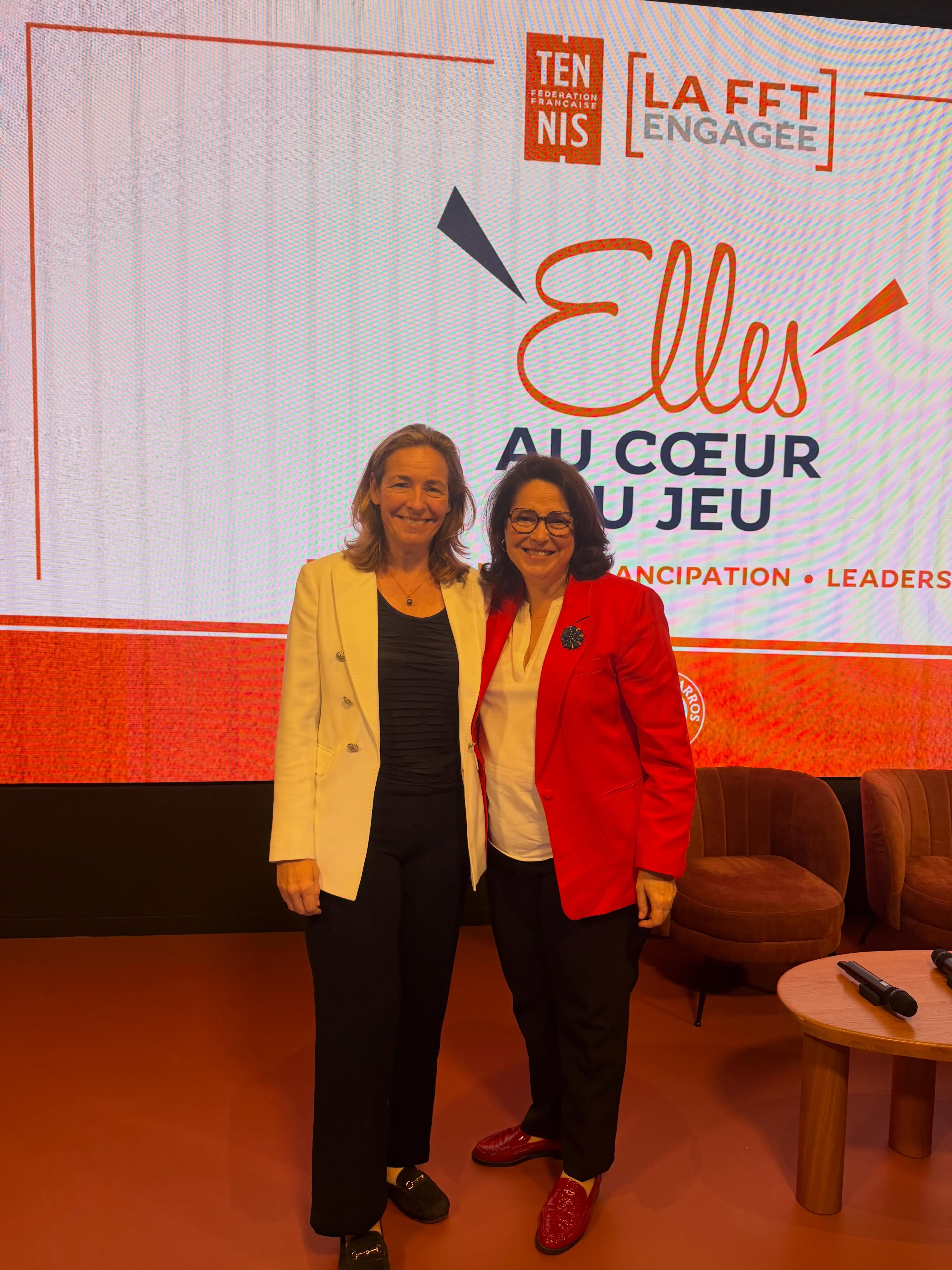 🎾 L’excellence sportive se conjugue aussi au féminin
Le tournoi de @rolandgarros, qui se déroule chaque année dans notre circonscription, porte haut les valeurs d’excellence, d’effort et de dépassement de soi.
🤝 Engagée en faveur de la promotion du sport féminin, la @fftennis, présidée par @morettongilles, a organisé la conférence « Elles ! Au cœur du jeu ».
👉 En présence de @roxana.maracineanu, Juliana Antero, Didier Retière, @francescaschiav1, Nathalie Dechy, @gaetanethiney et @nadi9nadim, j’ai eu le plaisir d’assister à des tables rondes autour de la performance, de l’émancipation et du leadership au féminin.
🏆 À l’issue de l’événement, j’ai eu le plaisir de découvrir l’exposition « Elles montent au filet : une histoire du tennis féminin ». Au travers de près de deux siècles d’histoire, elle retrace le parcours de grandes championnes, d’Althea Gibson à Suzanne Lenglen, tout en éclairant les défis qui demeurent aujourd’hui en matière d’égalité, de visibilité, et de lutte contre les violences sexistes dans le sport.
👏 Un grand merci à la @fftennis, à la Directrice du tournoi @amemauresmo79, ainsi qu’aux ministres @auroreberge.fr et @marinaferrari_savoie (@sports.gouv) pour la qualité de leurs prises de parole, à la fois inspirantes et engagées.
#Circo7514 #Paris16 #RG2026