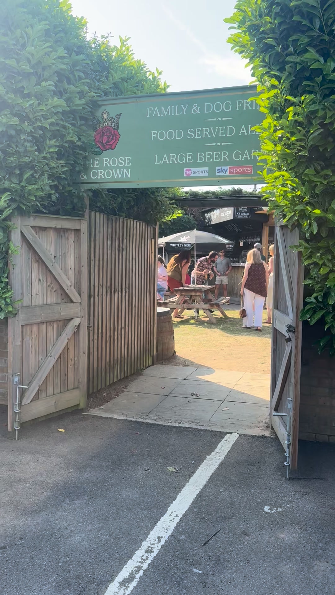 ☀️🍻 Last weekend at The Rose & Crown! 🍻☀️
The garden was packed, the drinks were flowing, and the sunshine showed up just in time! 🌿🍺
A huge thank you to everyone who joined us and made it such a fantastic weekend. Here’s hoping for many more sunny days, cold pints, and great memories in the garden this summer. ☀️🙌
📍 The Rose & Crown, Brentwood
#RoseAndCrownBrentwood #BeerGarden #SummerAtThePub #Brentwood #PubLife #SunnyDays #EssexPubs #WeekendVibes #CheersToSummer #SupportLocal #GoodTimes #BeerGardenSeason 🌹🍻☀️
