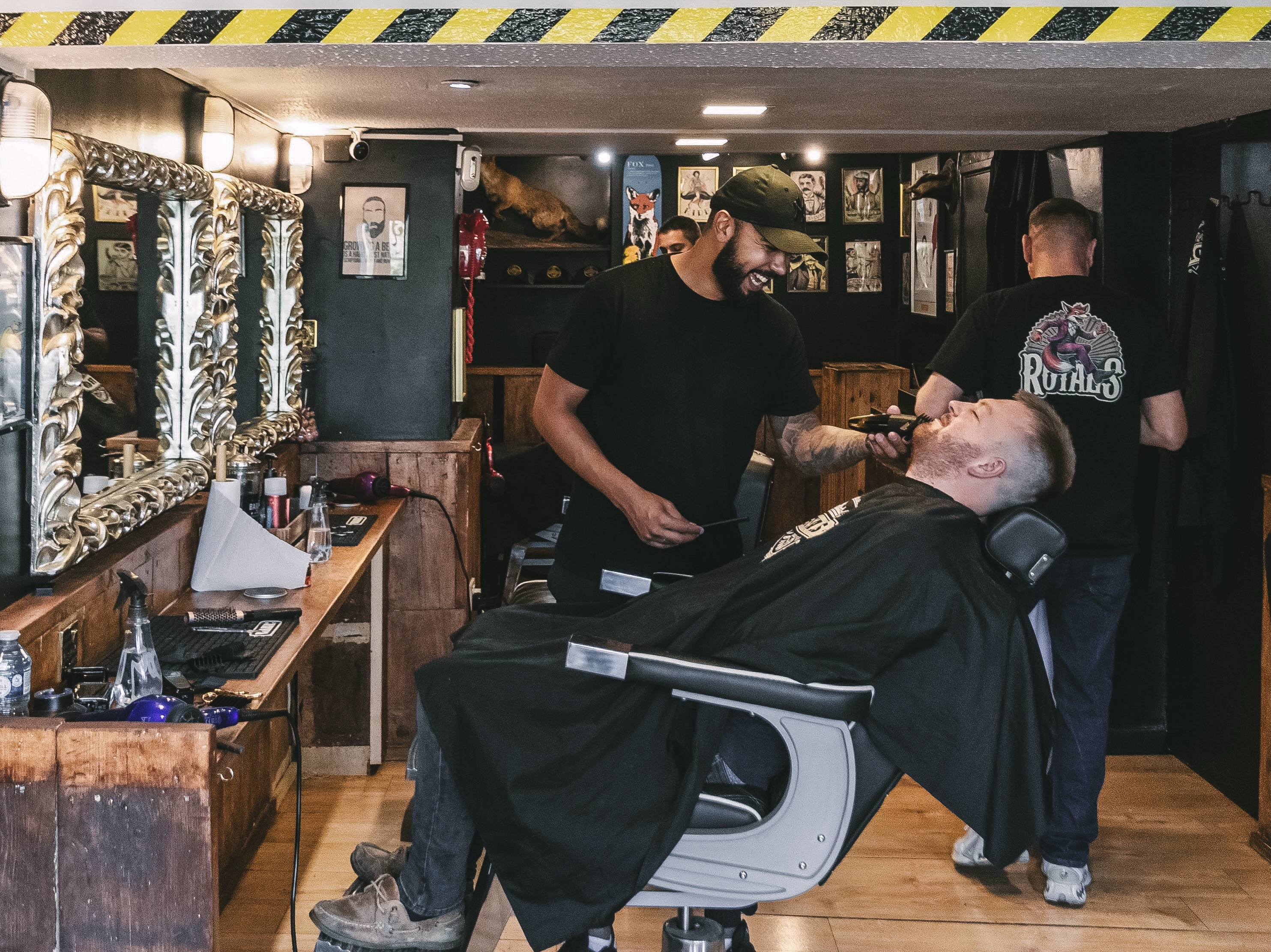 Midweek madness at the Barbershop!
The week is flying by, and we’re gearing up for a busy finish! If you’re looking to freshen up before the weekend, now’s the time to book.
Limited appointments still available:
Friday – Thiago, Paul & Lucas
Saturday – Paul & Lucas
Book your appointment today and head into the weekend looking your best!
#royalsbarbershop