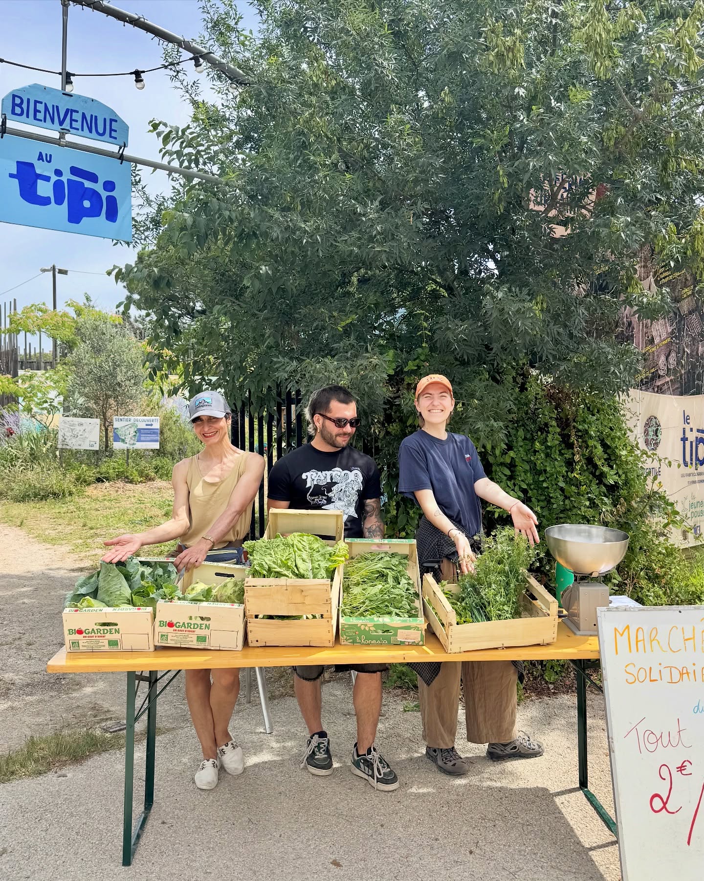 🥕 Le Marché Solidaire revient devant le Tipi !
📅 Tous les jeudis
⏰ De 11h à 13h
📍 Devant le Tipi
🥬 Légumes bio à 2 €/kg
Une action menée dans le cadre du programme Mieux Manger Pour Tous de la DREETS Provence-Alpes-Côte d’Azur pour rendre une alimentation saine et de qualité accessible au plus grand nombre.
Venez faire vos courses solidaires et soutenir une alimentation durable pour tous ! 🌱💚
#MarchéSolidaire #MieuxMangerPourTous #Bio #AlimentationDurable #Solidarité #Tipi #DREETS PACA #MarchéSolidaireMonclar #avignon
