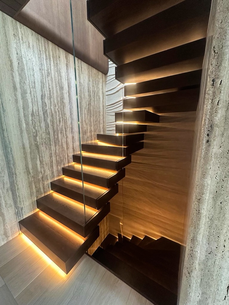 Exceptional staircase with thick and durable oak steps and glass balustrade ๐ค
#staircasefriday #staircasedesign #modernstairs #trapp #modernehjem