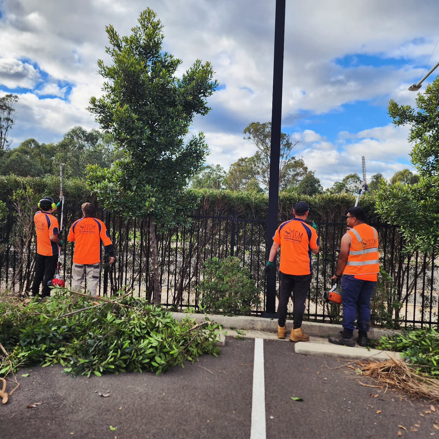 💚🖤 SGM Family 🖤💚 A wholesome moment watching the older boys teach the young lads a thing or two. That's how strong teams are built 🤝🌱
#family #SydneyGardening #teamwork #australiagram #gardening