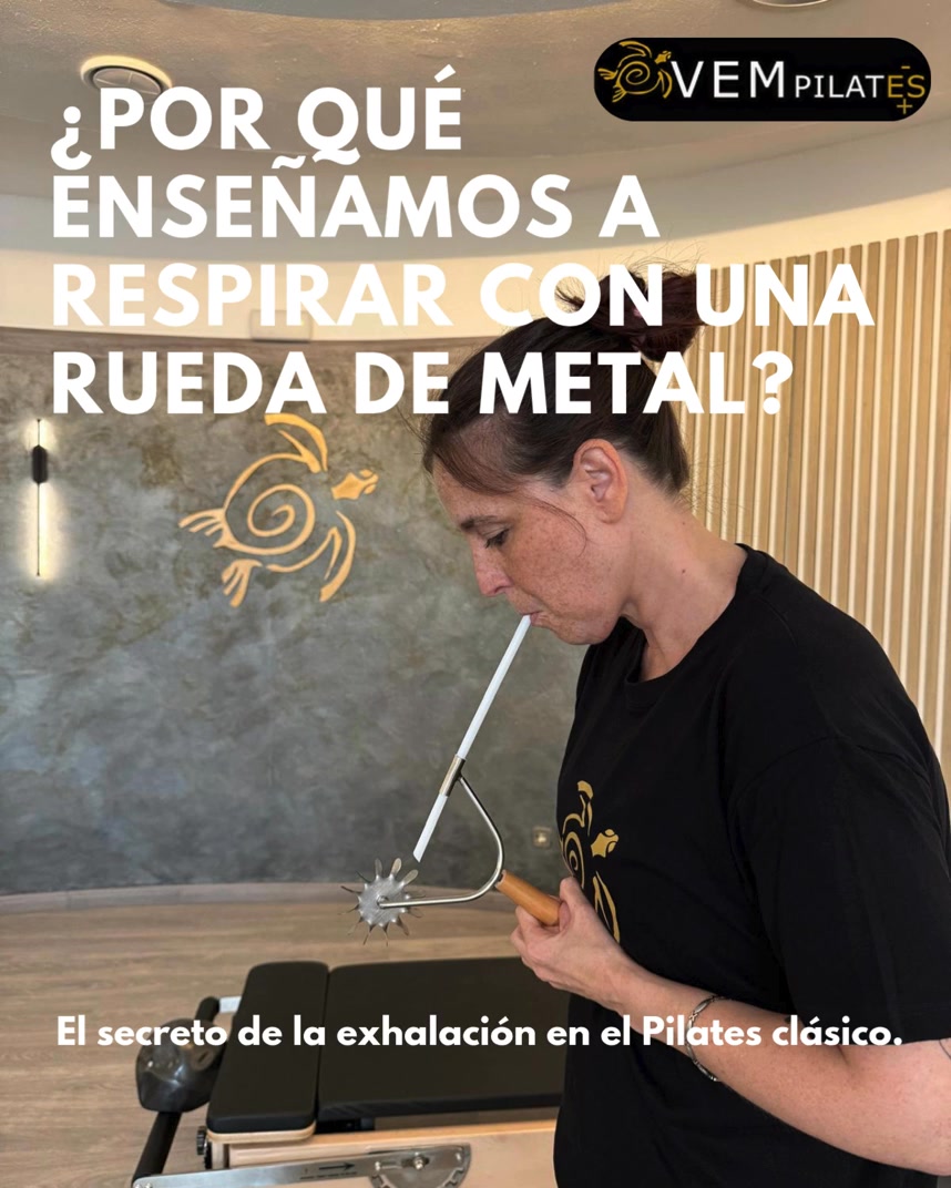 ¿Cuándo fue la última vez que exhalaste de verdad?
En VEMPILATES esculpimos tu cuerpo desde su motor principal. Esto que ves en el vídeo es el Breath-A-Cizer, una pieza de ingeniería clásica diseñada por Joseph Pilates para medir y liberar tu verdadera capacidad pulmonar.
Si pierdes la conexión de tu centro, la rueda se detiene.
Si mantienes el ritmo, tu abdomen se activa desde la máxima profundidad
.La verdadera exclusividad no es hacer lo que todos hacen, sino entrenar con la precisión que tu salud merece.
Descubre el Pilates auténtico en el sureste de Madrid.
📍 Avd. Levante 124, Local 7 (Rivas Vaciamadrid)
📩 Plazas limitadas por sesión.