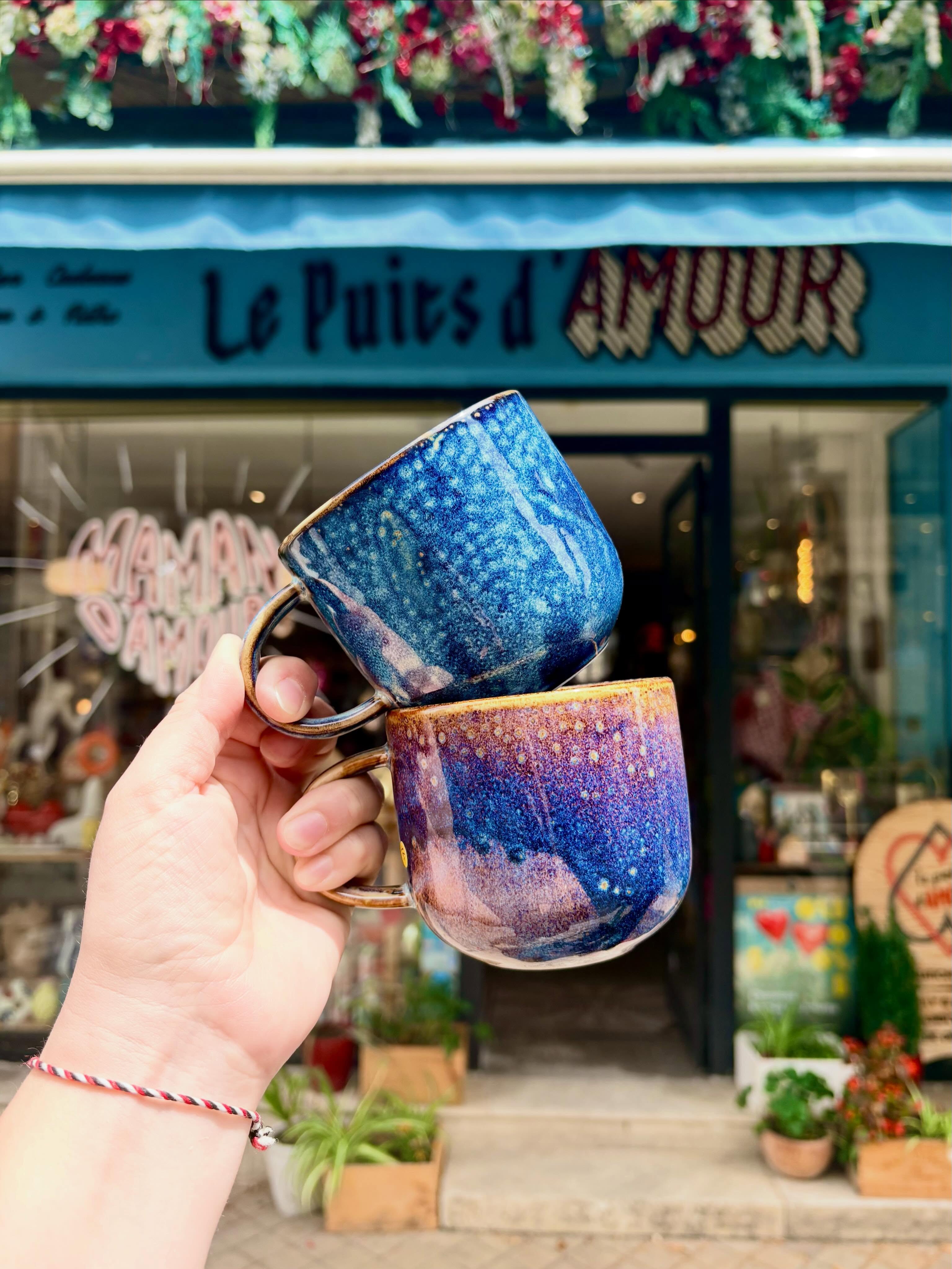 đ©”đ Elles sont de retour đđ©”
Certaines clientes entrent dans la boutique et vont directement les chercher du regard.
Elles traversent le magasin, ignorent presque le reste et filent tout droit vers les fameuses tasses bleues @hkliving
Depuis des annĂ©es, ce sont les chouchous de la boutique. Celles quâon offre, quâon collectionne et quâon adore retrouver chaque matin au petit-dĂ©jeuner đ
âš Bonne nouvelle : nous venons de recevoir un nouvel arrivage !
Les iconiques tasses bleues sont lĂ , les bols aussi, accompagnĂ©s de la nouvelle collection 70âs Ceramics et de ses dĂ©gradĂ©s de couleurs complĂštement irrĂ©sistibles.
đ Team tasse bleue galaxie ?
đ Team 70âs ultra colorĂ©e ?
đ Le Puits dâAmour
113 rue FondaudĂšge âą Bordeaux âą quartier jardin public
đ Tram D âą FondaudĂšge / MusĂ©um
đ° Du lundi au samedi âą 11h - 19h
âš Des objets joyeux pour les gens quâon aime.