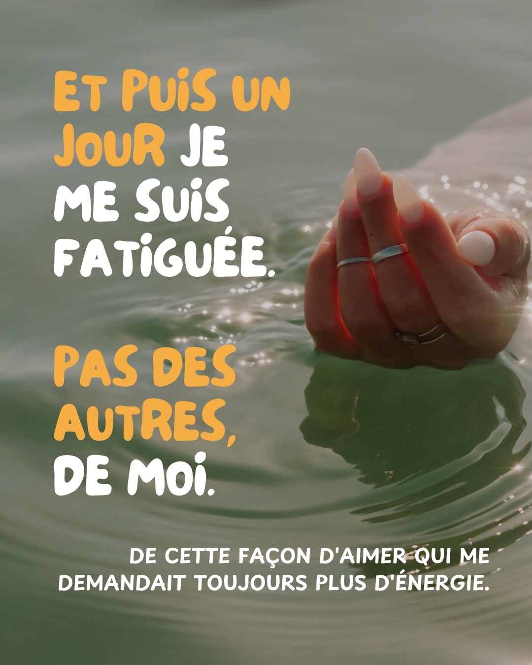 Pendant longtemps, j’ai cru que tout ce que je désirais demandait plus d’efforts.
Plus de travail.
Plus de présence.
Plus d’énergie.
Plus de preuves.
Aujourd’hui je découvre autre chose.
Je découvre qu’il existe une fréquence où l’on peut continuer à avancer sans courir.
Où l’on peut aimer sans poursuivre.
Créer sans s’épuiser.
Rêver sans s’accrocher.
Je ne dis pas que j’y arrive parfaitement.
Je dis simplement que je l’apprends.
Et honnêtement…
ça change profondément ma vie.
- Les incroyables photos de @lauriedecourty 💖 -