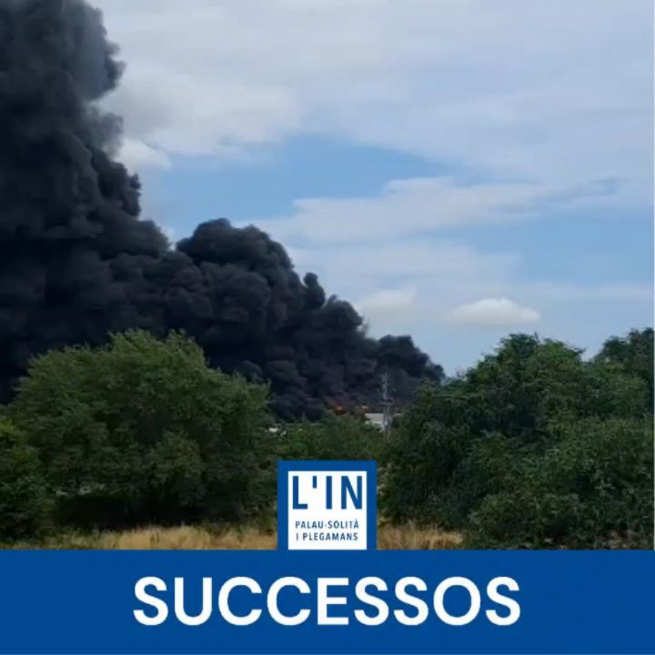 INCENDI. Un foc localitzat al polígon industrial Torre del Rector, de Santa Perpètua de Mogoda, esta aixecant una enorme columna de fum visible des de molts kilòmetres de distància. El foc esta localitzat a la zona de la fàbrica Honda, i segons alguns testimonis se sent una forta olor de dissolvent pels voltants de l'incendi.
#palausolitaiplegamans #psip