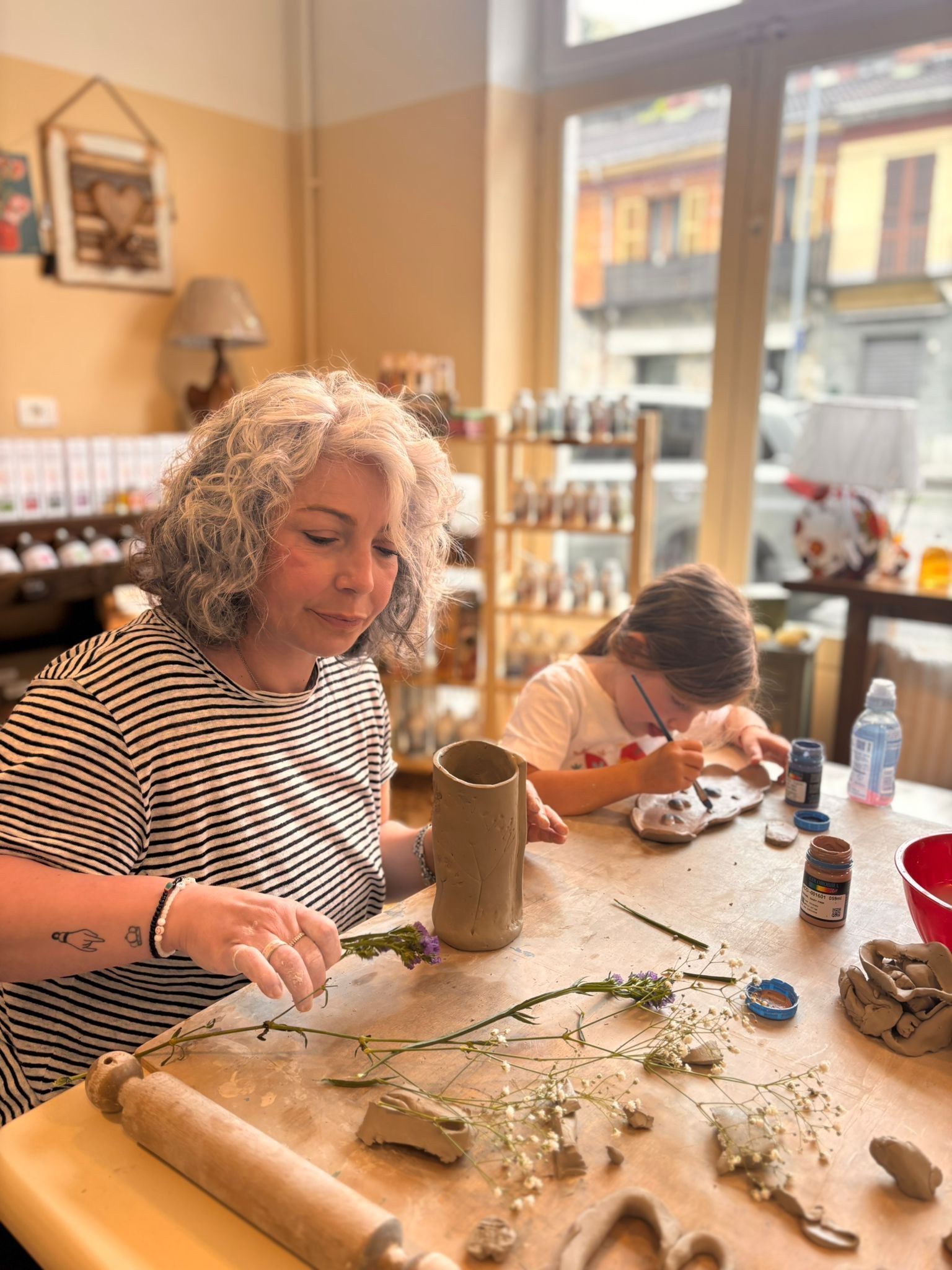 Un piccolo recap del mese di maggio✨
Sto già pensando ai workshop per i mesi di settembre, ottobre e novembre 🤩
A quale ti piacerebbe partecipare ?
Diccelo nei commenti che accettiamo proposte 👇🏻☀️
A maggio abbiamo creato con le mani e condiviso momenti speciali: dalla ceramica dedicata alla Festa della Mamma, alle candele artigianali, fino ai coprivaso in macramè trasformati in piccole lanterne.
Ogni tavolo pieno di materiali, ogni chiacchiera e ogni progetto portato a termine hanno contribuito a rendere questi workshop unici.
Grazie a chi ha scelto di esserci. ❤️