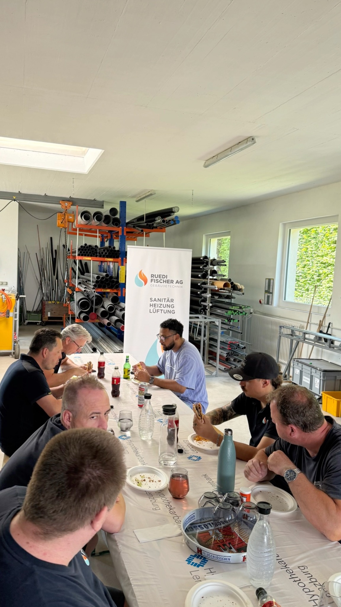 Der Burger-Plausch von @stiebeleltron.ch steht bei uns 𝗳𝗲𝘁𝘁 im Kalender. Es ist jedesmal ein Genuss. 🍔 Vielen Dank dafür! Solche Momente stärken den Zusammenhalt im Team genauso, wie die Beziehung zu unseren Partnern. 🫶