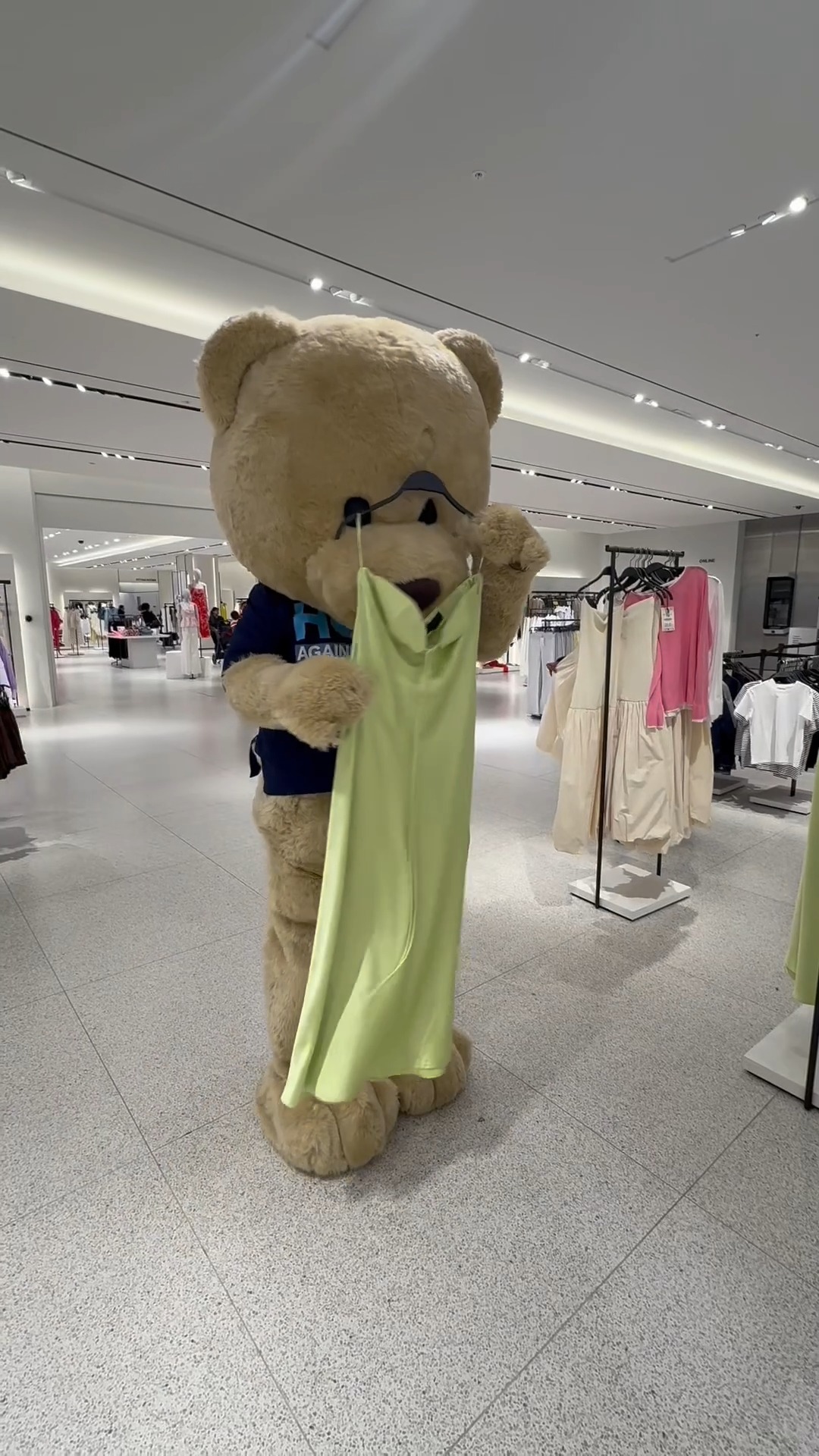 Hopey McResearch has been treating himself to a little retail therapy 🛍️✨
After a stroll around the shops, she stopped for an iced matcha 🍵😌 because what’s a shopping day without an iced matcha? 🤭💚✨
Now his hanging out at the @hopeagainstcancer charity takeover at the Events Hub 🎗️💙 and will be there till 6th from 11am- 2pm! 🐻✨
Pop down, say hi 👋, snap a pic 📸, and get the chance to meet Hopey McResearch himself! 🐻✨💖
#Highcross #leicester #hopeagainstcancer