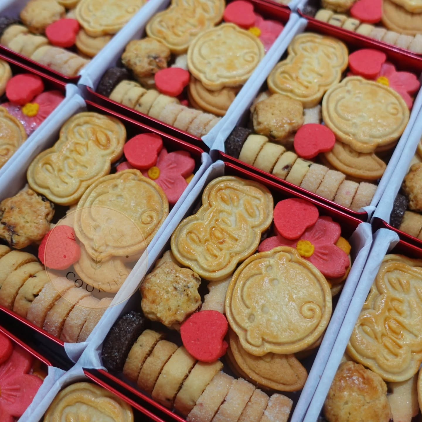 Received these kind words from a lovely mommy💝
"Thank you for baking such tasty cookies for my relatives and friends. The size of the tin is just right for me. However, the tin box is not what matters — it's the cookies inside that truly make the difference!"
Thank you, Mommy, for your support and trust. 🥰
At Venice Cookies House, we always make sure every batch of butter cookies is baked to perfection before reaching your hands. While the tin may be small and compact, what makes it special is what's inside.
Each tin contains more than 5 different cookie recipes, carefully selected to bring you a variety of flavors and textures in a single box. Imagine opening one tin and enjoying buttery, crispy, melt-in-your-mouth, crunchy, and rich flavors all at once. 🍪✨
Because we believe a cookie gift should never be boring — every piece should bring a little surprise and happiness.
Thank you for choosing our freshly baked butter cookies to share with your family and friends. ❤️
#venicecookies #malaysia #fullmoongift #buttercookies