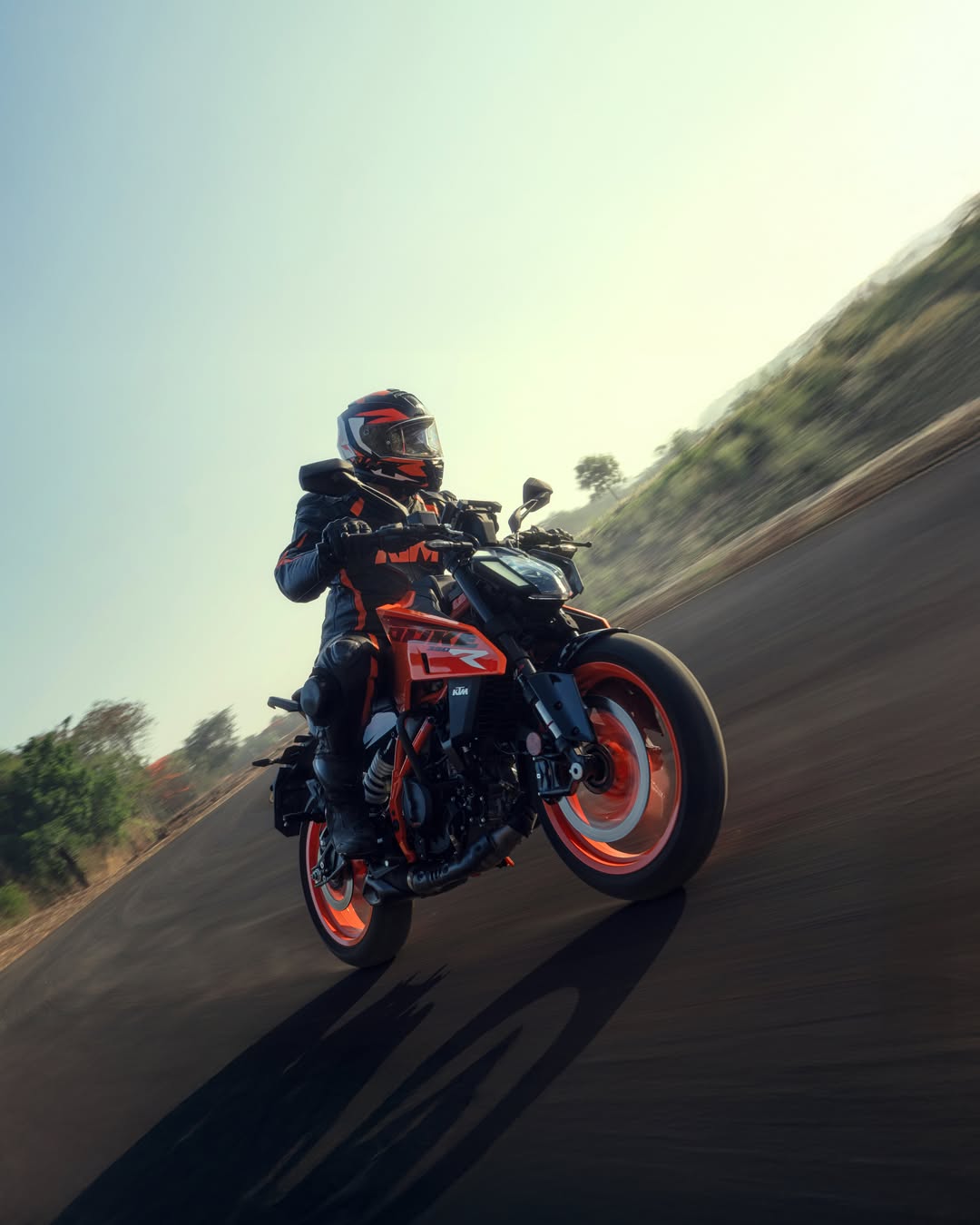 With 46 PS and 39 Nm on tap, the only thing that can keep pace with the KTM 390 DUKE R is its own shadow.
#KTM #KTMIndia #KTM390DukeR #ReadyToRace
.
.
.
KTM Husqvarna Adyar