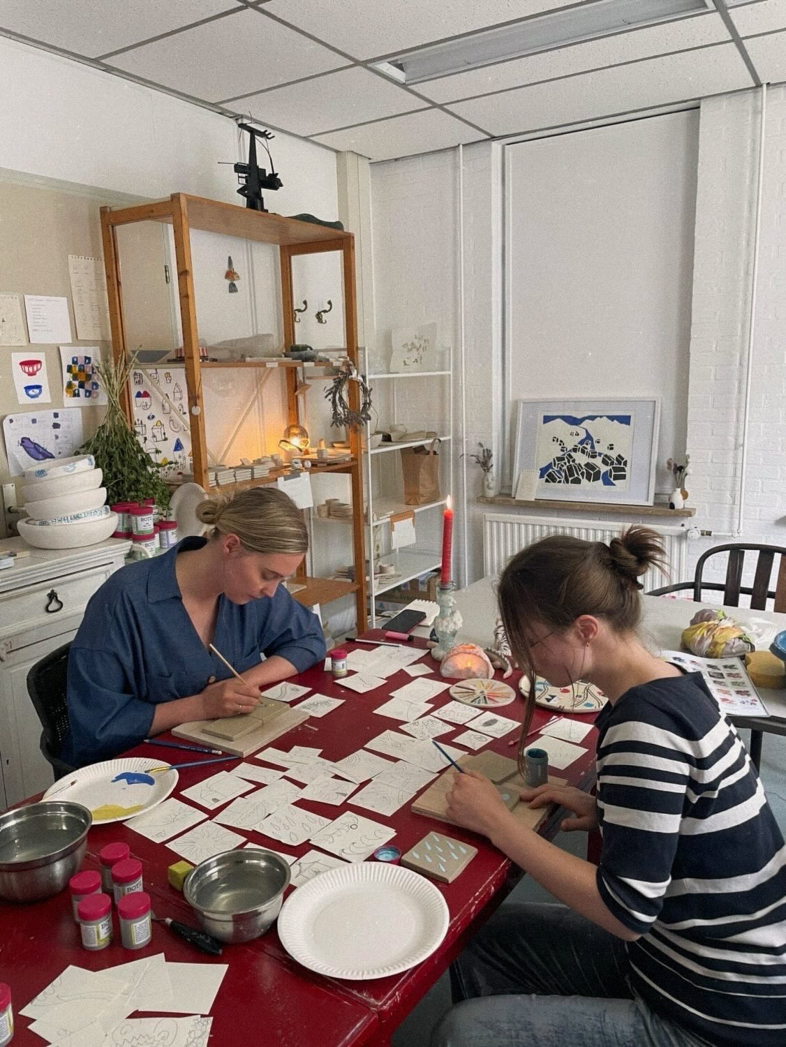 I’m not sure why Play Town doesnt have an actual story yet. I feel like it has always been there, but now all of a sudden I’m starting to see what it can be - maybe allways has been! I’ve been puzzling with creating a story more and more, and so when @juliakuentzel mused that she’d like to create a fairytale with tiles - a fairy tile? It was very easy to jump in and create! And so we did this week. Which was awesome. Julia has a way of story telling that I love and eagerly try to understand. She somehow understands that a picture of a keyhole is more curiosity invoking than a picture of a key. I feel like there is a secret sauce in creating a fairytale and I feel like I have learned more about the recipe this week.
Thankyou for sharing your world with me @juliakuentzel and I hope that youve enjoyed mine ❤️🫡🦄
#fairytale #atelier #artistdate #studiodate #ceramics