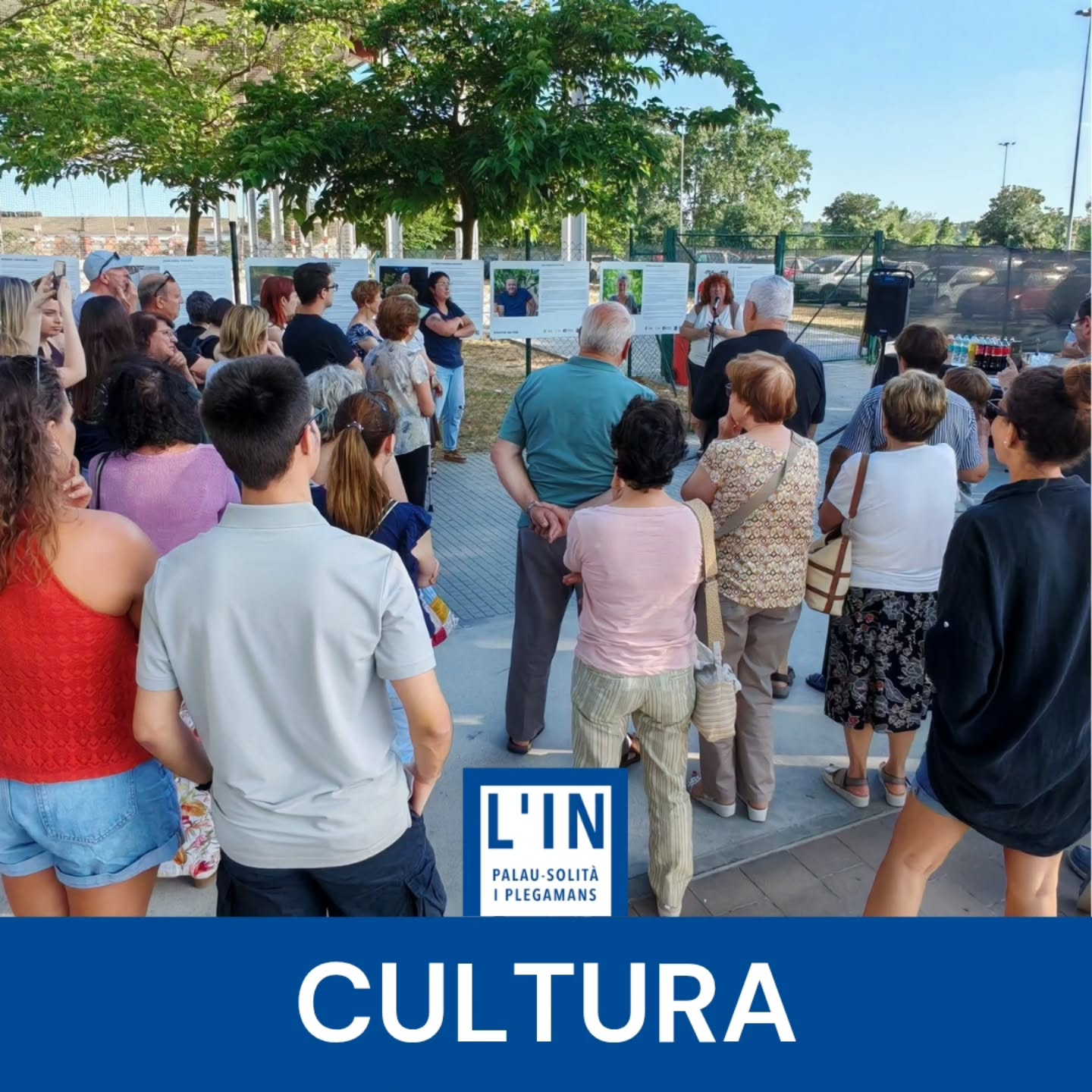 EXPOSICIÓ: Tercera edició d'Històries de Vida, la iniciativa del taller d'escriptura del Taller de les Arts i de la secció de Fotografia que presenta els perfils de palauencs anònims com una finestra per conèixer i aprofundir en la realitat del nostre poble. L'exposició es fa a l'exterior de la pista coberta, una zona de pas on els retrats es barregen amb el trànsit del dia a dia del carrer. La mostra es va inaugurar ahira a la tarda, amb la presència d'alguns dels protagonistes i de l'alcalde, Oriol Lozano, i la regidora de Cultura, Eva Soler. Es presenten 9 retrats, dos d'ells col·lectius, acompanyats d'un perfil literari que explica la història dels protagonistes i el seu arrelament a Palau-solità i Plegamans. Es mantindran exposats fines el 12 de juliol.@tdla_psip @artsfoto_psip #Palausolitaiplegamans #Psip