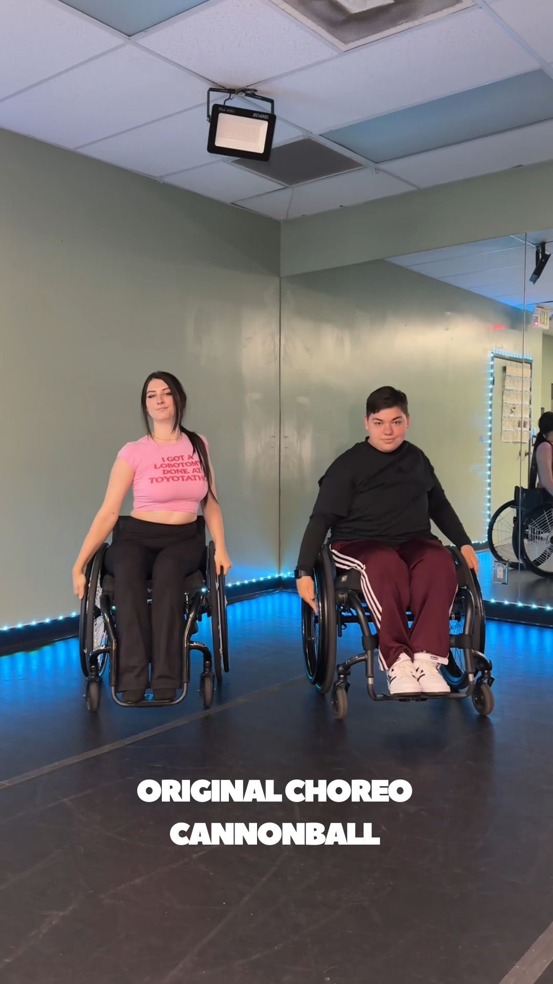 DC: @briannakomins_ ✨⭐️👯♀️
Dancers: @dislocatingknees @briannakomins_
🎶: @dontoliver
#cannonball #originalchoreo #rollettesdance #wheelchairdance #danceteam