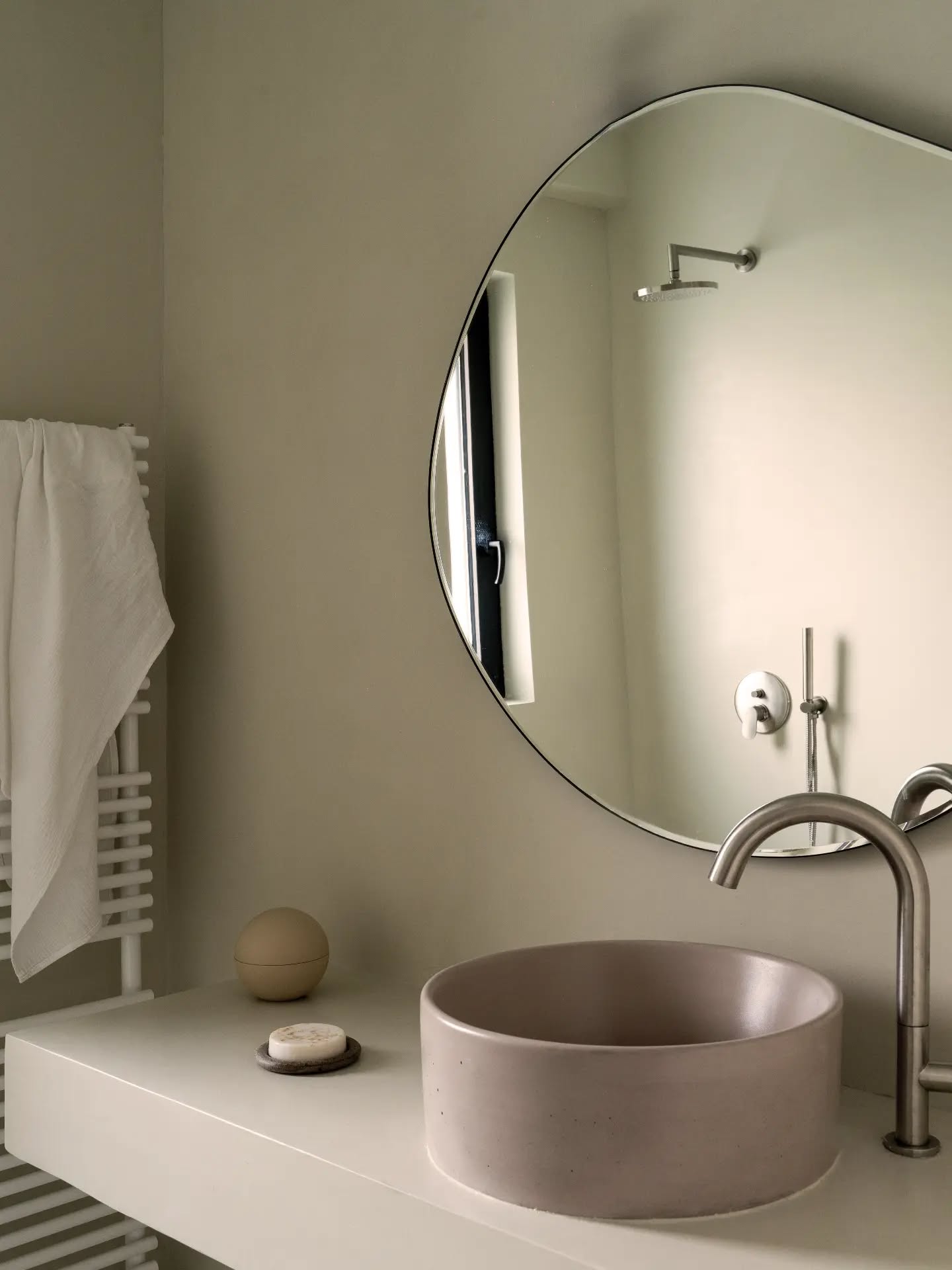 With rain tapping on the windows all day, we found ourselves looking back at some of our favourite water-related spaces.
Bathrooms, basins, taps, textures, reflections. Small details that quietly shape our everyday rituals.
A collection of water-inspired moments by MĪNIMUC.
Visuals by
@_panosiliopoulos @sheilacguo @colindahouwen @demosthenes.kouros @viz_rus @studio_antimatter
•
#Minimuc
#BathroomDesign
#InteriorArchitecture
#BathroomInspiration
#MaterialPalette