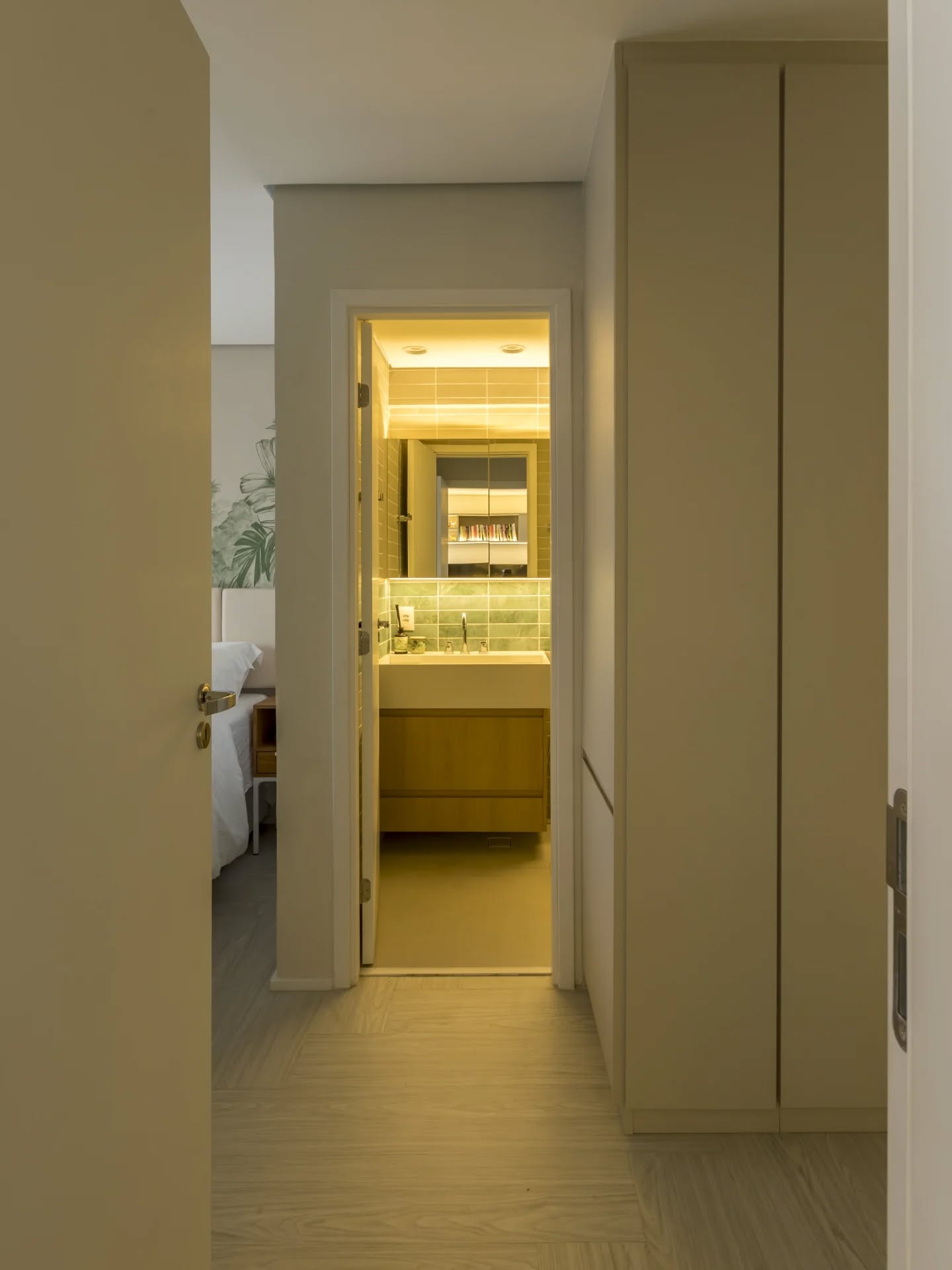 Mesmo com um espaço reduzido é possível ter um closet organizado.
Uma marcenaria bem desenhada, planejada e executada faz toda diferença na hora de aproveitar todos os M2 do seu apartamento!
.
Projeto @misarquitetura com nossa marcenaria
.
#newmoveisplanejados #closetsobmedida #marcenariaplanejada