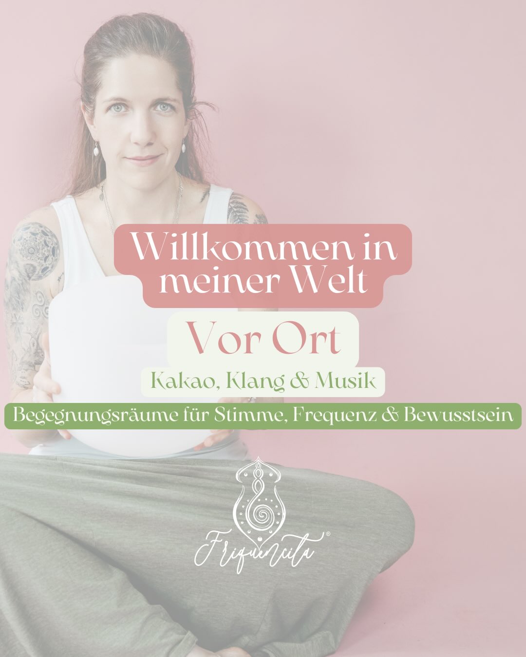 Vielleicht sind es genau diese Momente, nach denen wir uns heute wieder sehnen.
Ein Moment, an dem wir nicht funktionieren müssen. Ein Raum, in dem wir nicht ständig auf einen Bildschirm schauen. Eine Begegnung, die nicht zwischen zwei Terminen stattfindet, sondern bewusst erlebt wird.
Deshalb liebe ich meine Vor-Ort-Räume so sehr.
Wenn Menschen zusammenkommen, entsteht etwas, das sich nur schwer beschreiben lässt. Es ist mehr als ein Workshop, mehr als eine Meditation und mehr als ein gemeinsamer Beisammensein. Und doch ist es das auch🫶🏻
Es entsteht ein Feld aus Begegnung, Präsenz und Verbundenheit. Menschen begegnen sich selbst, begegnen anderen und manchmal auch Seiten in sich, die lange keinen Raum mehr bekommen haben.
Im Laufe des Jahres öffne ich unterschiedliche Räume. Manche drehen sich um die eigene Stimme. Manche um Frequenz, Klang und innere Reisen. Manche um Kakao, Gemeinschaft und bewusste Begegnung. Andere entstehen rund um Neumond, Frequenzen und den inneren Tanz von Verkörperung oder besondere Themen, die mich und die Menschen gerade bewegen.
Jeder dieser Räume hat seine eigene Qualität. Und doch verbindet sie alle dieselbe Einladung: für einen Moment langsamer zu werden, tiefer zu lauschen und wieder bewusster wahrzunehmen, was in uns lebendig ist.
Du musst dafür nichts können. Du brauchst keine Vorerfahrung. Du musst weder besonders spirituell noch besonders mutig sein. Alles, was du mitbringen darfst, ist die Bereitschaft, dir selbst zu begegnen.
Vielleicht kennst du dieses Gefühl, dass echte Begegnungen in unserer schnelllebigen Welt kostbar geworden sind.
Genau deshalb öffne ich diese Räume. Weil ich daran glaube, dass Heilung, Verbindung und Wachstum oft dort entstehen, wo Menschen sich wieder wirklich begegnen.
Alle aktuellen Termine, Veranstaltungen und Begegnungsräume findest du auf meiner Website:
www.friquencita.de/veranstaltungen
Ich freue mich darauf, dir irgendwann persönlich zu begegnen. 💚
#stimme #frequenz #kakao #begegnung #friquencita