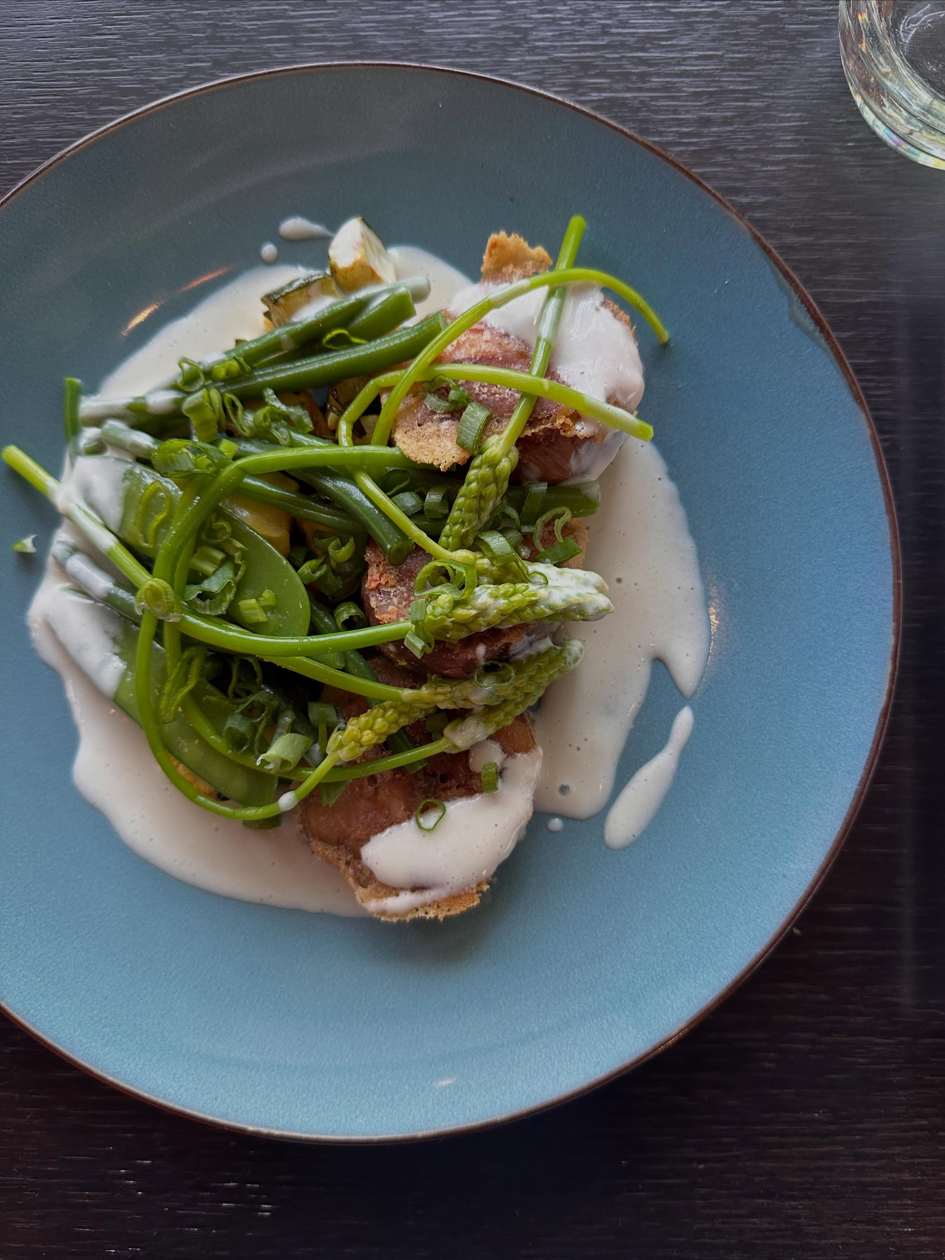 PLAT DU JOUR
JEUDI 4 JUIN
TÊTE DE VEAU REVISITÉE,
SNACKÉE, HARICOTS VERT, POIDS GOURMANDS & ASPERGES SAUVAGES ET SAUCE AIL 😋
ET HOP AVEC UN P’TIT VERRE DE CEOZES-HERMITAGE 🍷