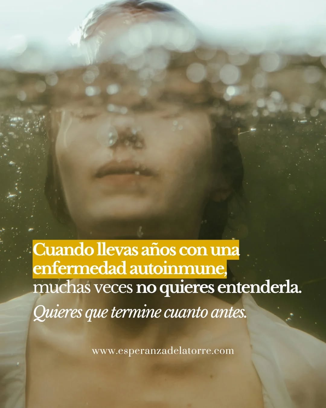 La mayoría de las personas llegan a un proceso con una enorme urgencia por sanar. Suelen preguntarse qué está ocurriendo en lo que están viviendo, pero 𝐥𝐚 𝐩𝐫𝐞𝐠𝐮𝐧𝐭𝐚 𝐝𝐞 𝐟𝐨𝐧𝐝𝐨 𝐪𝐮𝐞 𝐚𝐜𝐚𝐛𝐚 𝐭𝐨𝐦𝐚𝐧𝐝𝐨 𝐦á𝐬 𝐟𝐮𝐞𝐫𝐳𝐚 es qué tienen que hacer para que eso que están viviendo termine.
Y es perfectamente comprensible y humano.
Porque, cuando llevas años conviviendo con síntomas, lo único que quieres es encontrar la pieza que falta. La respuesta. La clave. La solución.
Nadie quiere sufrir.
Sin embargo, 𝐜𝐮𝐚𝐧𝐝𝐨 𝐥𝐚 𝐩𝐫𝐢𝐨𝐫𝐢𝐝𝐚𝐝 𝐚𝐛𝐬𝐨𝐥𝐮𝐭𝐚 𝐞𝐬 𝐬𝐚𝐥𝐢𝐫 𝐝𝐞𝐥 𝐩𝐫𝐨𝐛𝐥𝐞𝐦𝐚, toda la atención queda puesta en el resultado. Y se buscan respuestas rápidas, garantías, certezas y señales constantes de mejoría.
Entonces, esa desesperación lleva a la persona a intentar acelerar etapas, cerrar procesos antes de tiempo o querer 𝐥𝐥𝐞𝐠𝐚𝐫 𝐚𝐥 𝐟𝐢𝐧𝐚𝐥 𝐬𝐢𝐧 𝐚𝐭𝐫𝐚𝐯𝐞𝐬𝐚𝐫 𝐞𝐥 𝐜𝐚𝐦𝐢𝐧𝐨.
Por eso, cuando empiezan a encajar algunas cosas, suele aparecer rápidamente una pregunta: "Vale, entonces... ¿qué tengo que hacer?"
Ven una pieza importante y creen que ya deberían tener la solución completa. Y, cuando no ocurre, sienten frustración, dudas o la sensación de estar haciendo algo mal.
… 🍃
Me doy cuenta de que muchas veces la dificultad no está en comprender. 𝐋𝐚 𝐝𝐢𝐟𝐢𝐜𝐮𝐥𝐭𝐚𝐝 𝐚𝐩𝐚𝐫𝐞𝐜𝐞 𝐜𝐮𝐚𝐧𝐝𝐨 𝐪𝐮𝐞𝐫𝐞𝐦𝐨𝐬 𝐜𝐨𝐧𝐯𝐞𝐫𝐭𝐢𝐫 𝐜𝐚𝐝𝐚 𝐜𝐨𝐦𝐩𝐫𝐞𝐧𝐬𝐢ó𝐧 𝐞𝐧 𝐮𝐧𝐚 𝐬𝐨𝐥𝐮𝐜𝐢ó𝐧 𝐢𝐧𝐦𝐞𝐝𝐢𝐚𝐭𝐚.
Y sí, comprender la lógica biológica detrás de un síntoma es importante; identificar el acontecimiento que desencadenó la enfermedad es, sin duda, vital; empezar a ver conexiones que antes no veíamos nos coloca en un lugar totalmente diferente con respecto a nuestra experiencia humana…
Pero nada de eso significa necesariamente que el proceso haya terminado.
Por eso 𝐥𝐚 𝐮𝐫𝐠𝐞𝐧𝐜𝐢𝐚 𝐯𝐢𝐞𝐧𝐞 𝐜𝐨𝐧 𝐭𝐫𝐚𝐦𝐩𝐚.
En cuanto aparece...
👇🏻 CONTINÚA EN COMENTARIOS 👇🏻