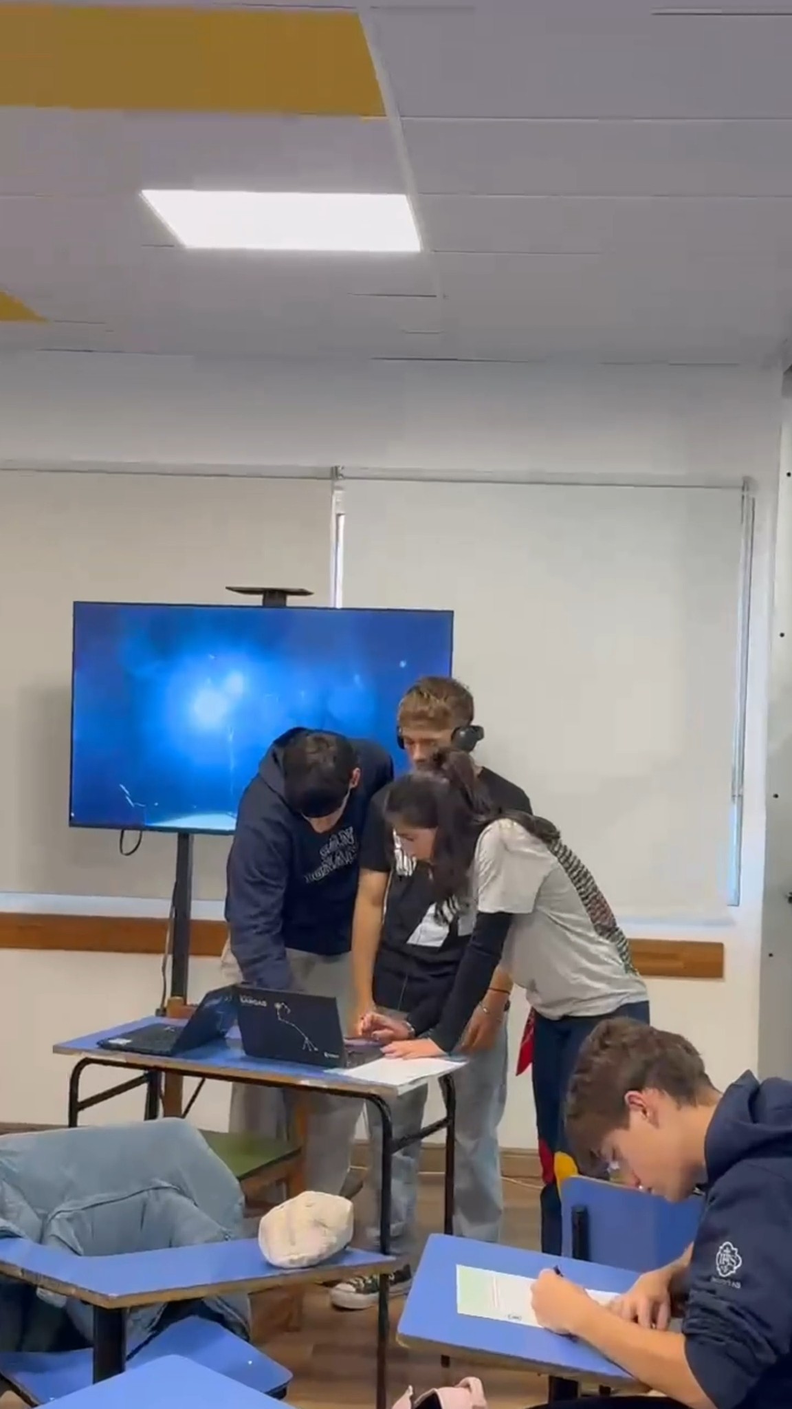 LA CIENCIA EN 1º EMS 🔬🌱🎸
En el Área Científica los/as estudiantes aprenden desde la curiosidad, la investigación y la experimentación.
Durante estas semanas estarán trabajando en dos proyectos interdisciplinarios que integran Física, Matemática, Biología y Química:
“Cuando el volumen sí importa”
Una propuesta para explorar cómo se produce y mide el sonido, representarlo matemáticamente y reflexionar sobre la contaminación acústica, a través de la construcción de instrumentos, mapas sonoros y acciones para mejorar nuestro entorno.
“El Origen de la Vida”
Una propuesta para investigar cómo pudo surgir la vida a partir de las primeras moléculas orgánicas, combinando ciencia, experimentación y pensamiento crítico.
#2026enelsanignacio