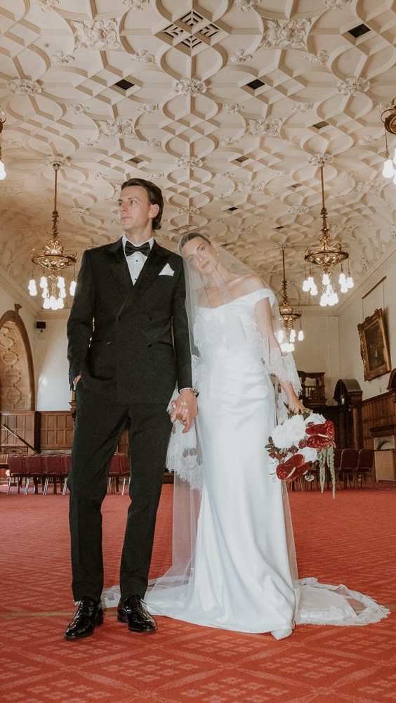I hope youโre still in your wedding bubble! Hereโs something to stop it from poppingโฆ
@hollyjenks @lawlorjake ๐๐
๐ธ @jess_sommerville_
Content creator and reels: @the.socialguest
Venues: @thechimney_house & @sheffieldtownhall
Dress & veil : @theaislebridal
Hair: @spendlovebridal__
Makeup: @nevemckernanmua
Flowers: @classicstems
Stationary: @designby.abbie
Confetti: @yourconfetti
Cake: @kavbakescakes