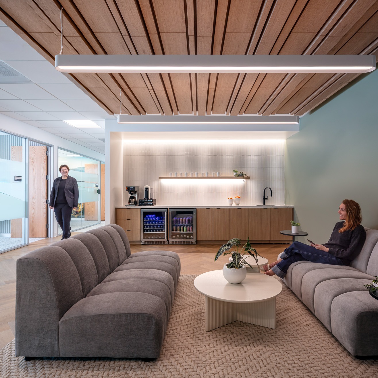 While we are cheers-ing to the weekend, we are also raising a glass to spaces that work as hard as we do. This Hill Physicians Medical Group space was designed to support focus, comfort, and care at every touchpoint.
Read more at the link in our story/highlights.
Design Firm: @studiogarchitects Photography: Scott Hargis