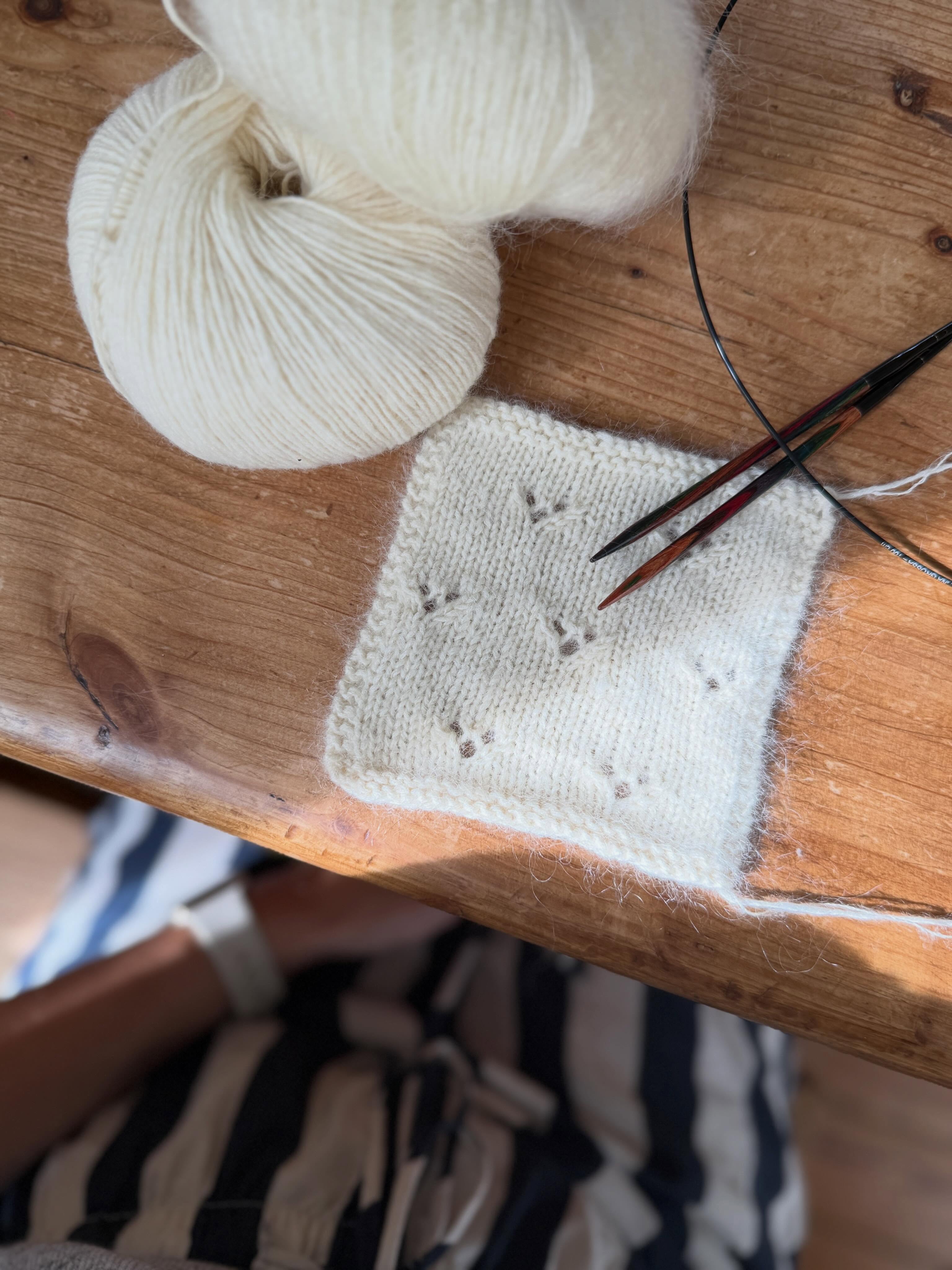 Something new is cooking behind the scenes in the fluffiest yarn combination I know and with the most beautiful and easiest lace pattern - but it’s also a little bit challenging because of all the counting 🥰😍 Cannot wait to share more about it soon 💗
.
.
.
Pattern in progress by me - #lilliesweater - and it’s coming this summer to you with a special collab with @knottenwol
.
Yarn: Ecopuno in Ecru and Silkhair in Creme by @lanagrossa via @knottenwolle.de
.
Advertising
.
#knitting #stricken #strickenmachtglücklich #knit
