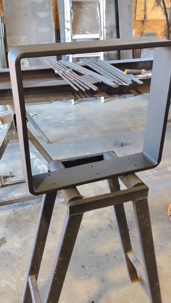 Avant / Après.
Ponçage puis peinture.
Brut ou noir ? Moi j’ai choisi.
(et vous ?) 👇
#blacksmith #mobilier #fer #atelier