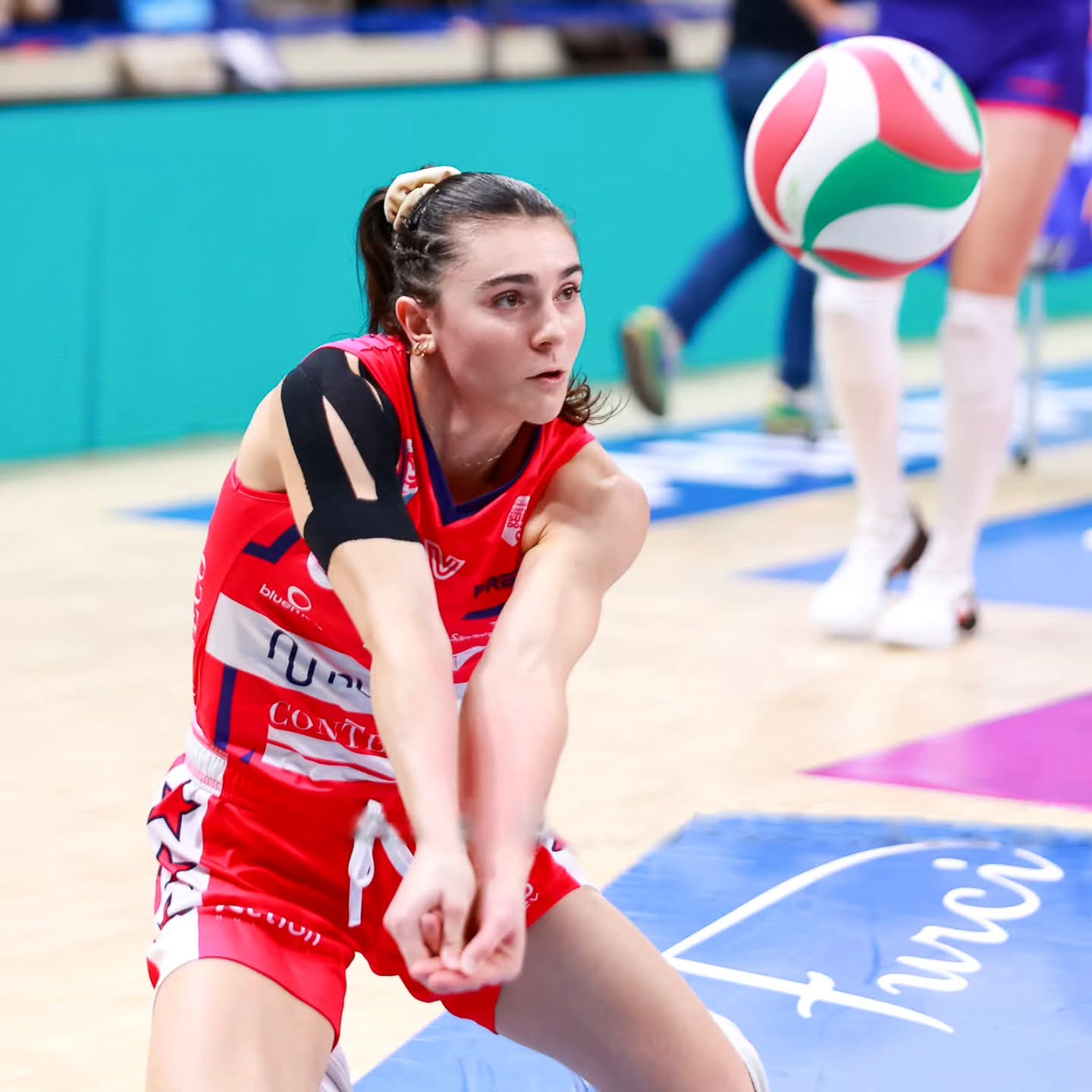 🏐 Il Kinesiology tape KALAHARI applicato sullla spalla, aiuta a offire supporto durante i gesti più intensi senza limitarne il movimento.
Performance, stabilita e sicurezza, punto dopo punto
🏐 The KALAHARI Kinesiology Tape applied to the shoulder helps provide support during the most intense movements without limiting mobility.
Performance, stability and confidence, point after point.
#4wellness #kinesio #kinesiotape #kinesiology #kinesiología