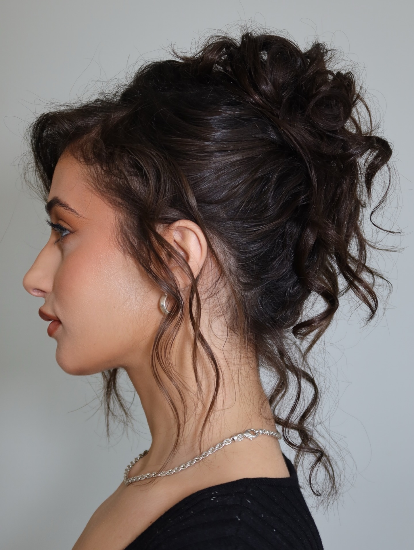 When she can do both @kiarashaw.artistry
Soft glam paired with the most effortless effortless updo.
#MuseStudioCollective #SoftGlam #UpdoHair #HairAndMakeupPerth #GlamByMuse