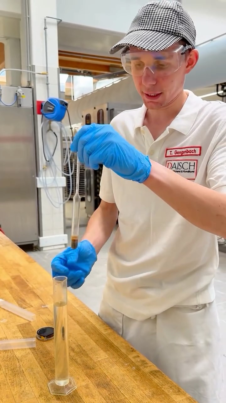 Wie sieht eigentlich ein Tag im Qualitätsmanagement bei uns aus? 🥨🫱🏻🫲🏼
Genau das wollten wir heute herausfinden und haben Tobias aus dem Qualitätsmanagement durch seinen Arbeitsalltag begleitet. 😊
Von Sauerteigkontrolle bis zu den ersten Kontrollen in der Produktion… und das war erst Part 1...👀
#raisch #baeckereiraisch #behindthescenes #qualitätsmanagement #handwerk