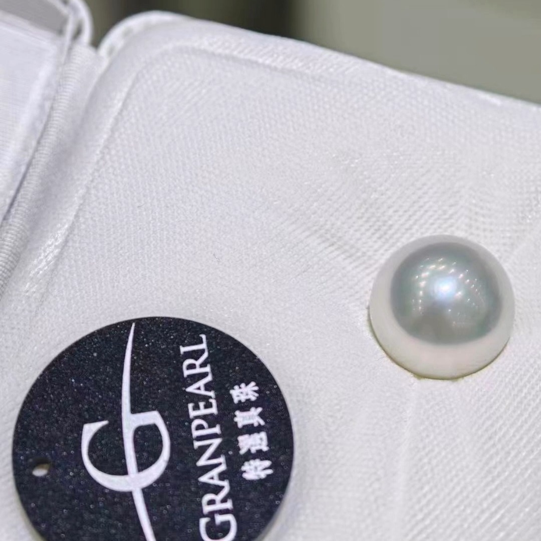 Some pearls are large.
Some are exceptional.
Certified by PEPCA as GRANPEARL, this remarkable 16.1mm South Sea pearl represents a rare convergence of size, luster, and overall quality.
Its luminous glow appears illuminated from within, while its impressive dimensions create a presence that is both refined and unmistakable.
A pearl chosen not simply for its size, but for its character.
PEPCA GRANPEARL Certified
16.1mm South Sea Pearl
#SouthSeaPearl #GranPearl #PEPCA #LoosePearl #PearlCollector #RarePearls #HighJewelry #FineJewelry #ThePearlVogue #LuxuryJewelry